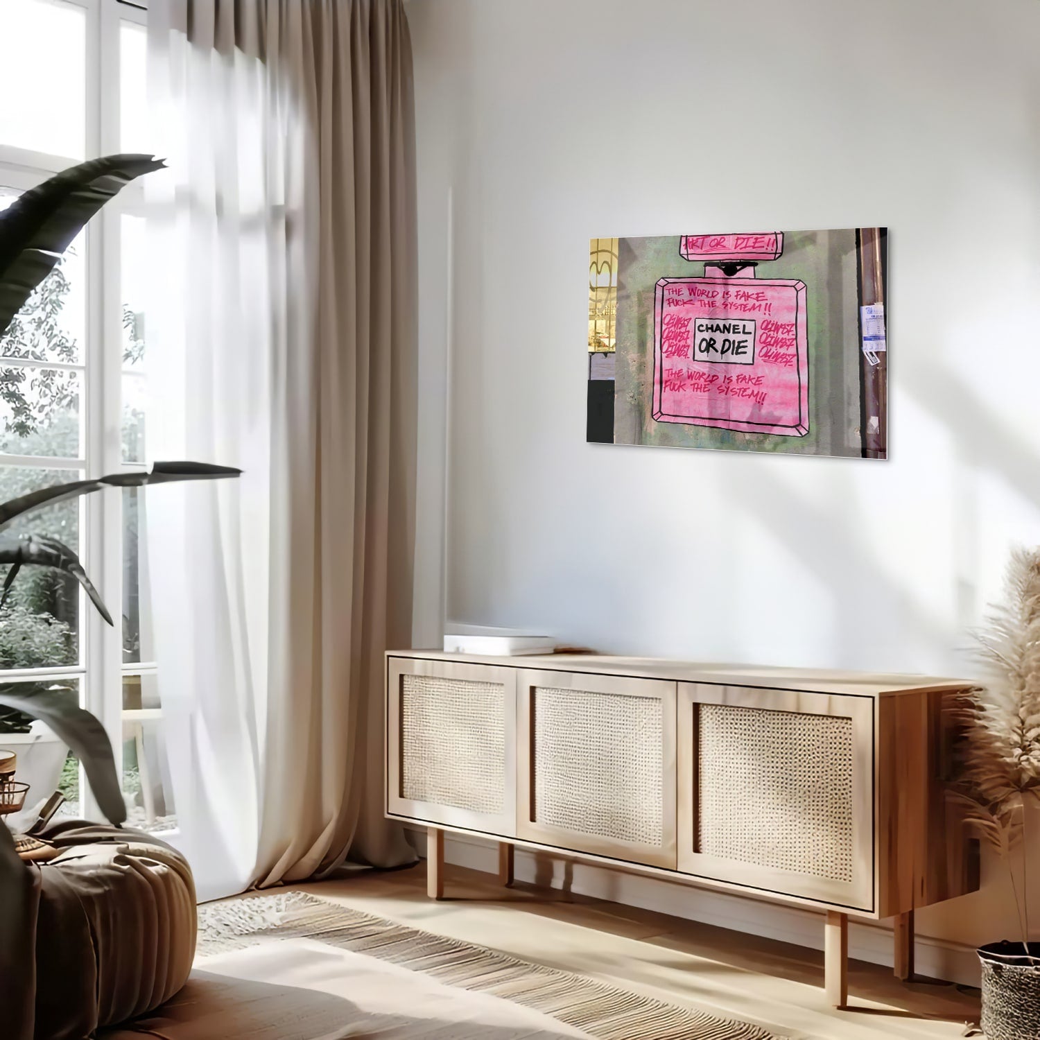 Glazen schilderij met de tekst 'Chanel or Die' in felle kleuren aan de muur.