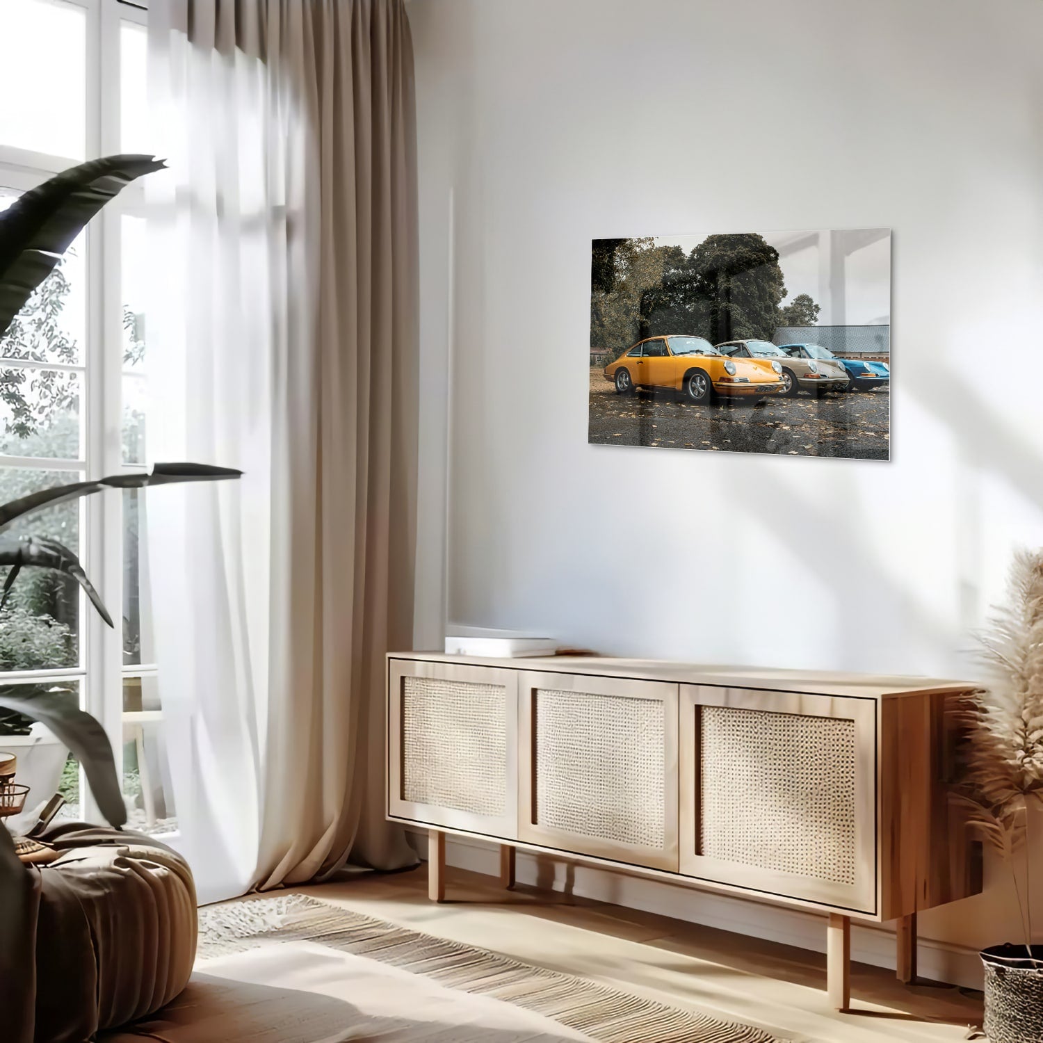 Glazen schilderij van een gele auto in een moderne woonkamer