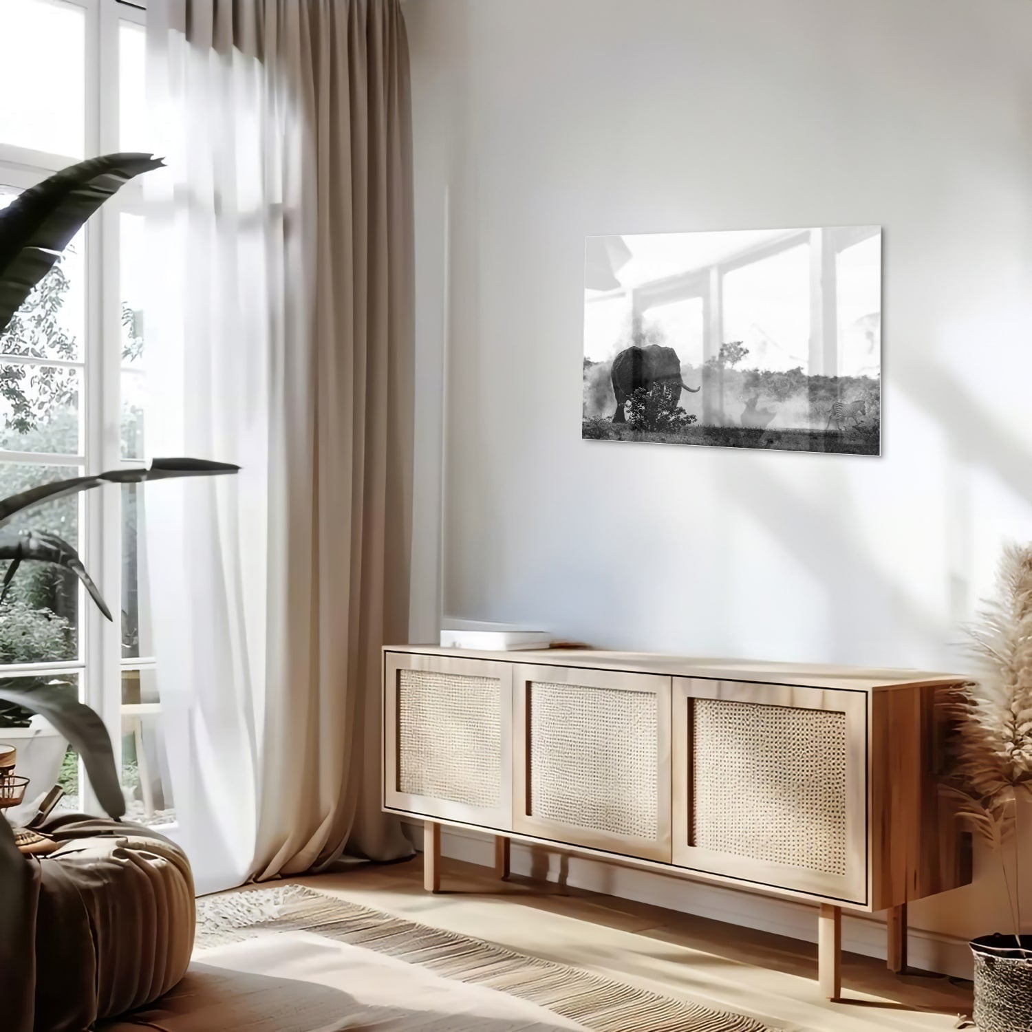 Zwart-wit glazen schilderij van een olifant aan de muur in een modern interieur.