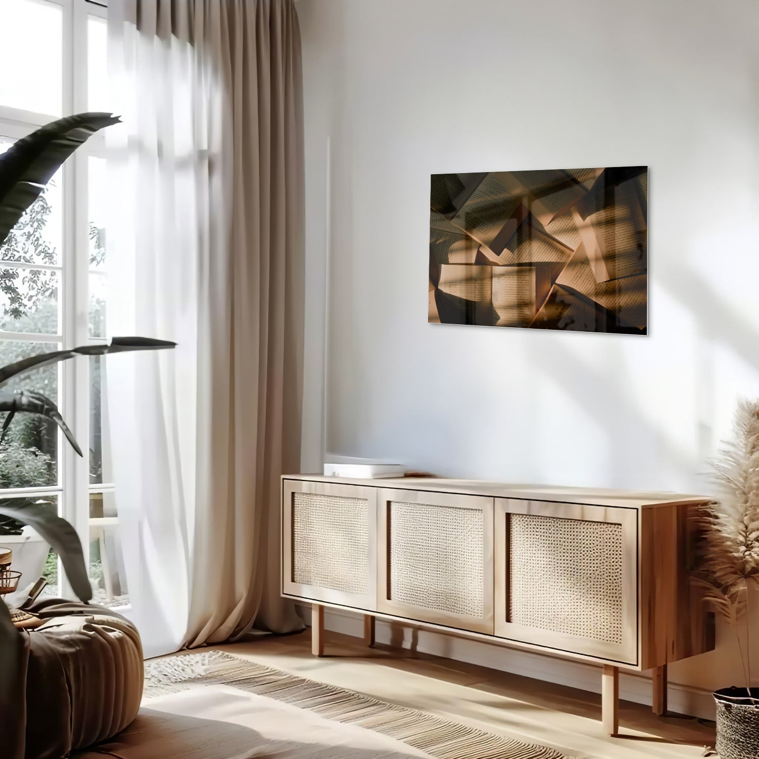 Glazen schilderij met abstracte vormen in moderne woonkamer