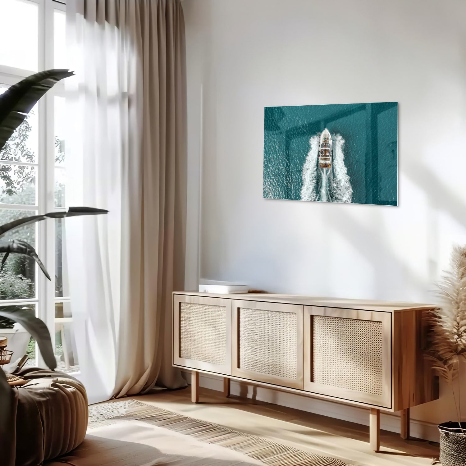 Glazen schilderij van een boot die door turquoise water vaart.