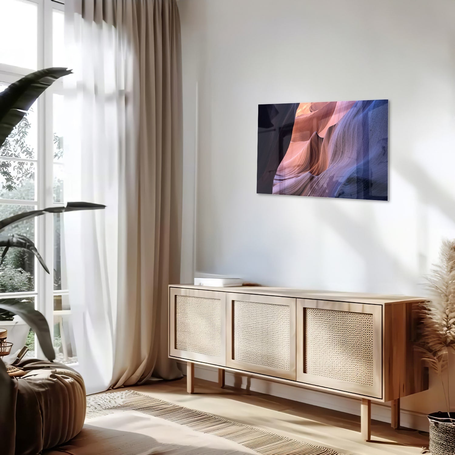 Abstract glazen schilderij met warme kleuren aan de muur