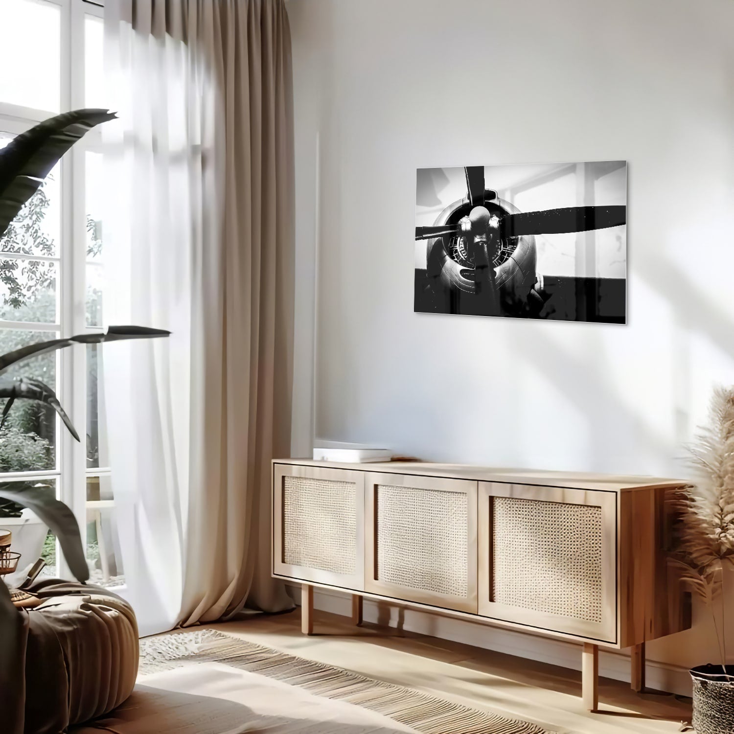 Zwart-wit glazen schilderij van een vintage vliegtuigpropeller tegen een lichte muur.