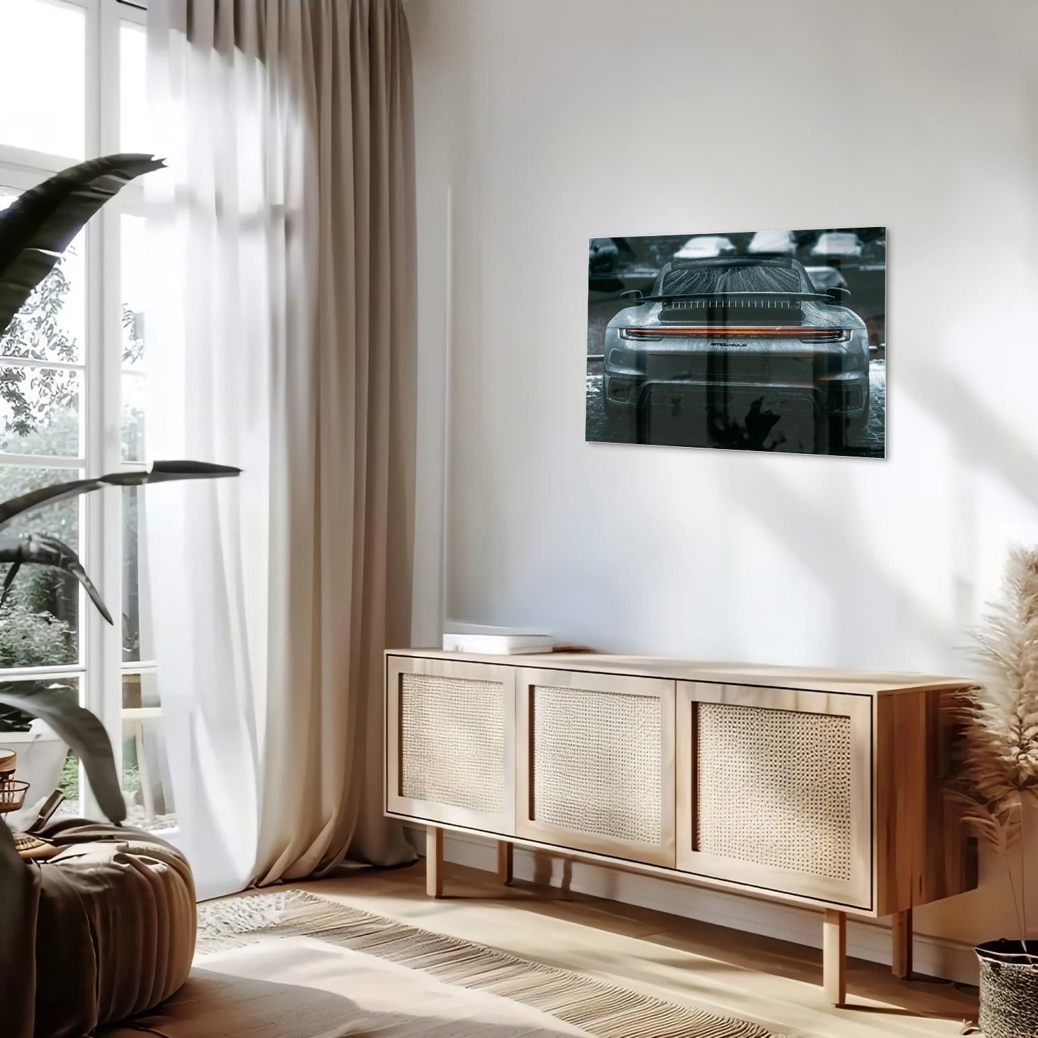 Glazen schilderij van een sportwagen aan de muur in een lichte woonkamer.