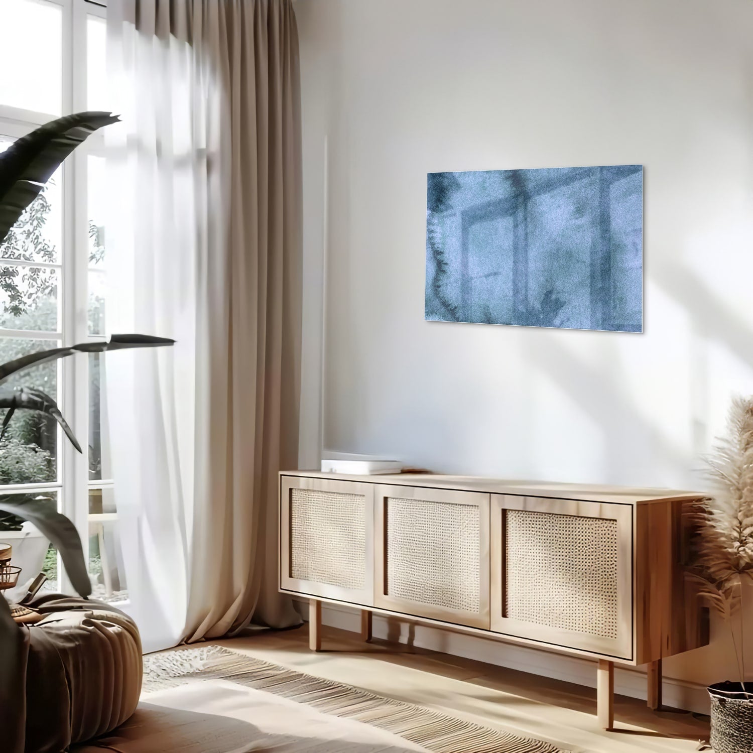 Blauw glazen schilderij aan de muur boven een houten kast in een elegant interieur.