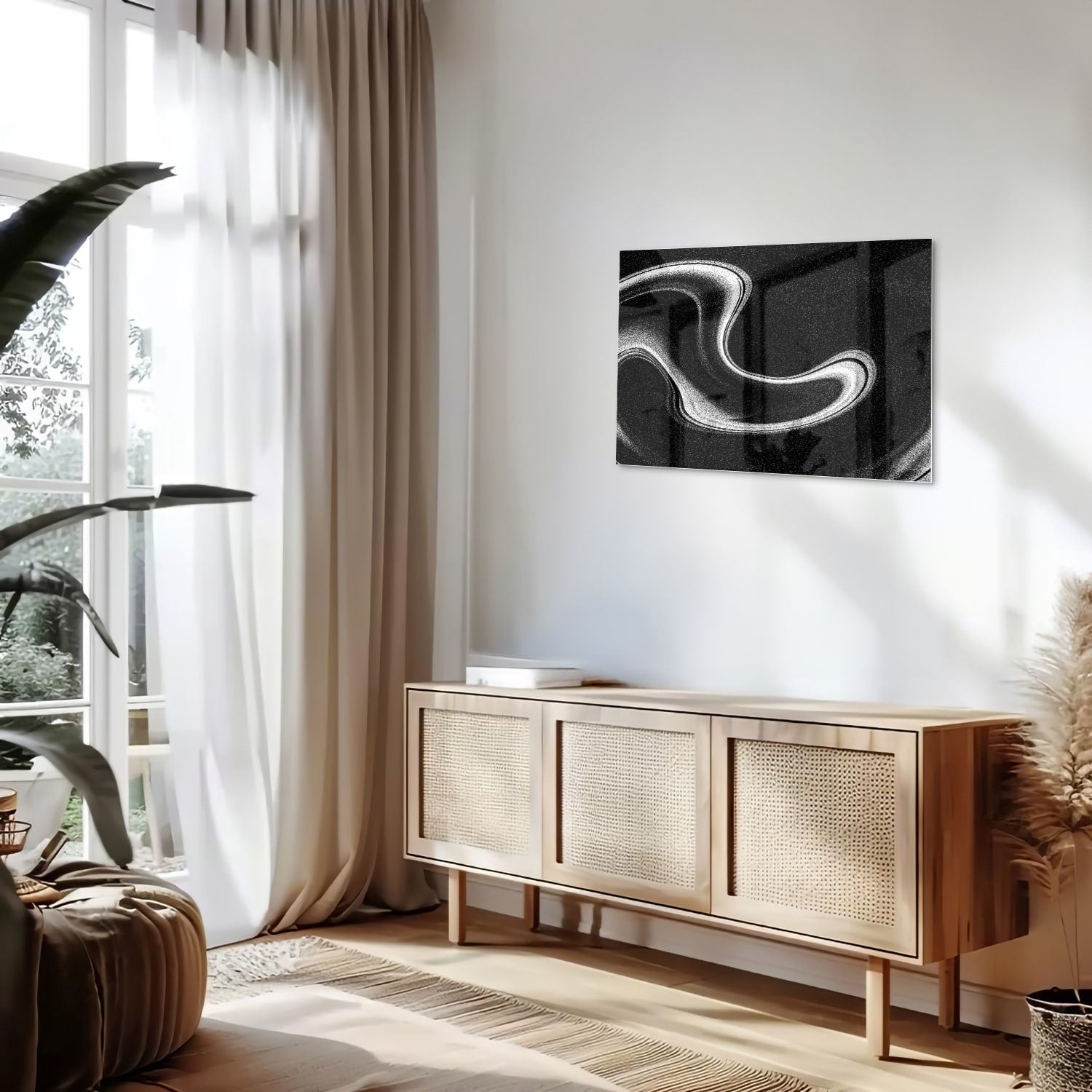 Zwart-wit glazen schilderij met abstracte golven, geschikt voor moderne interieurs.