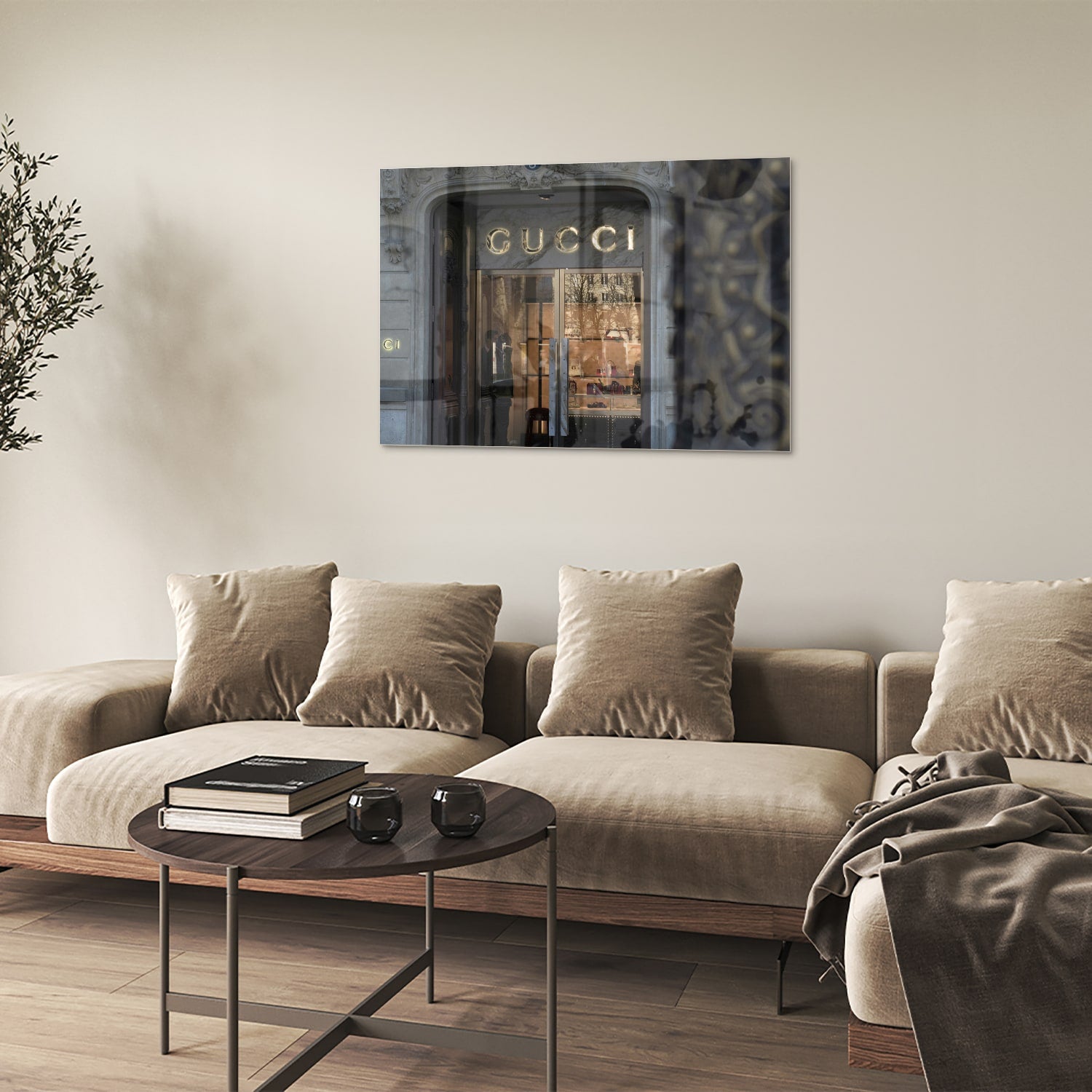 Elegant glazen schilderij van de Gucci etalage in een modern interieur.