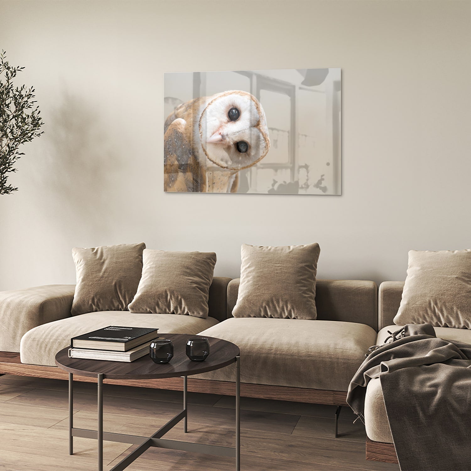 Glazen schilderij van een nieuwsgierige uil aan de muur in een moderne interieursetting.