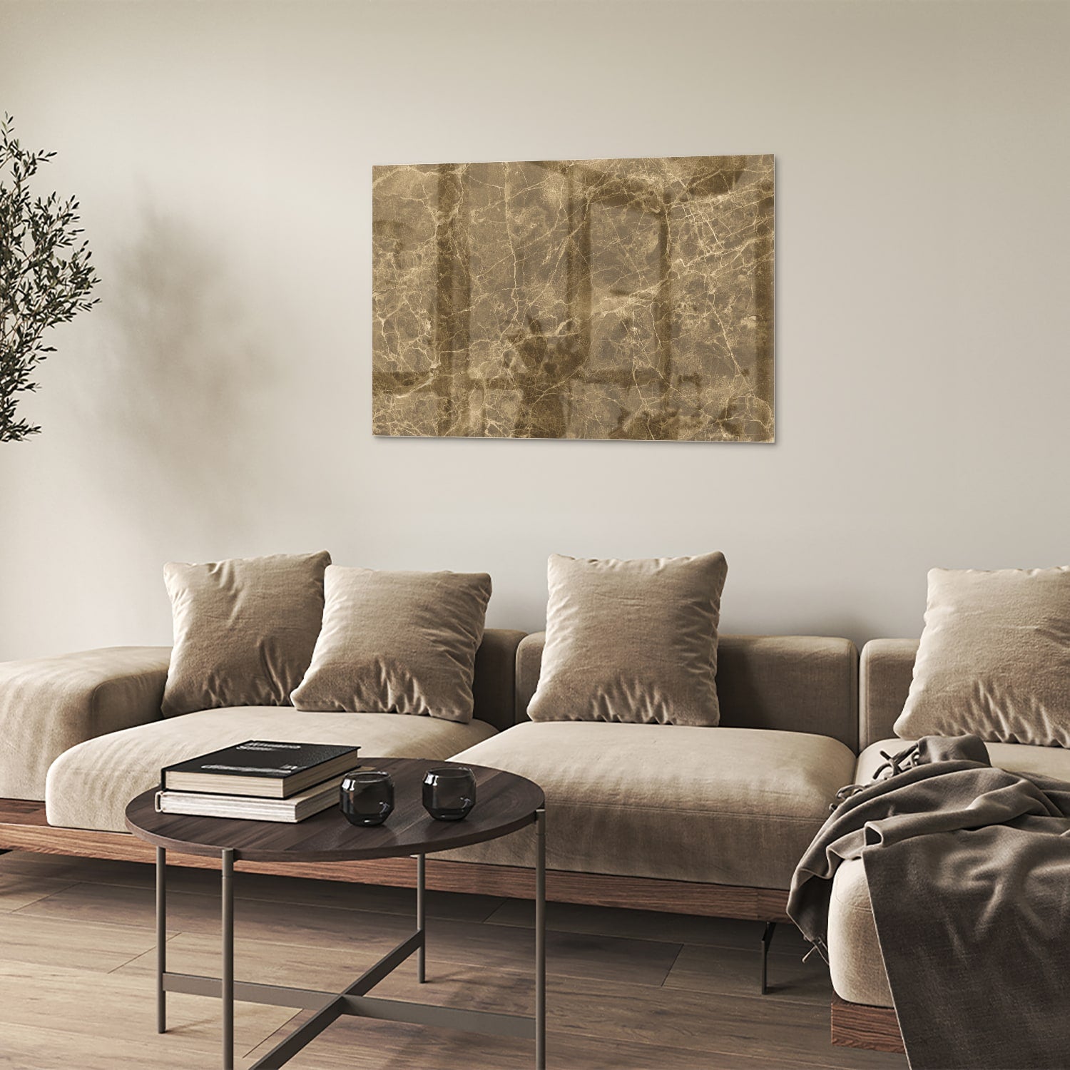 Goudkleurig glazen schilderij met marmer effect aan de muur