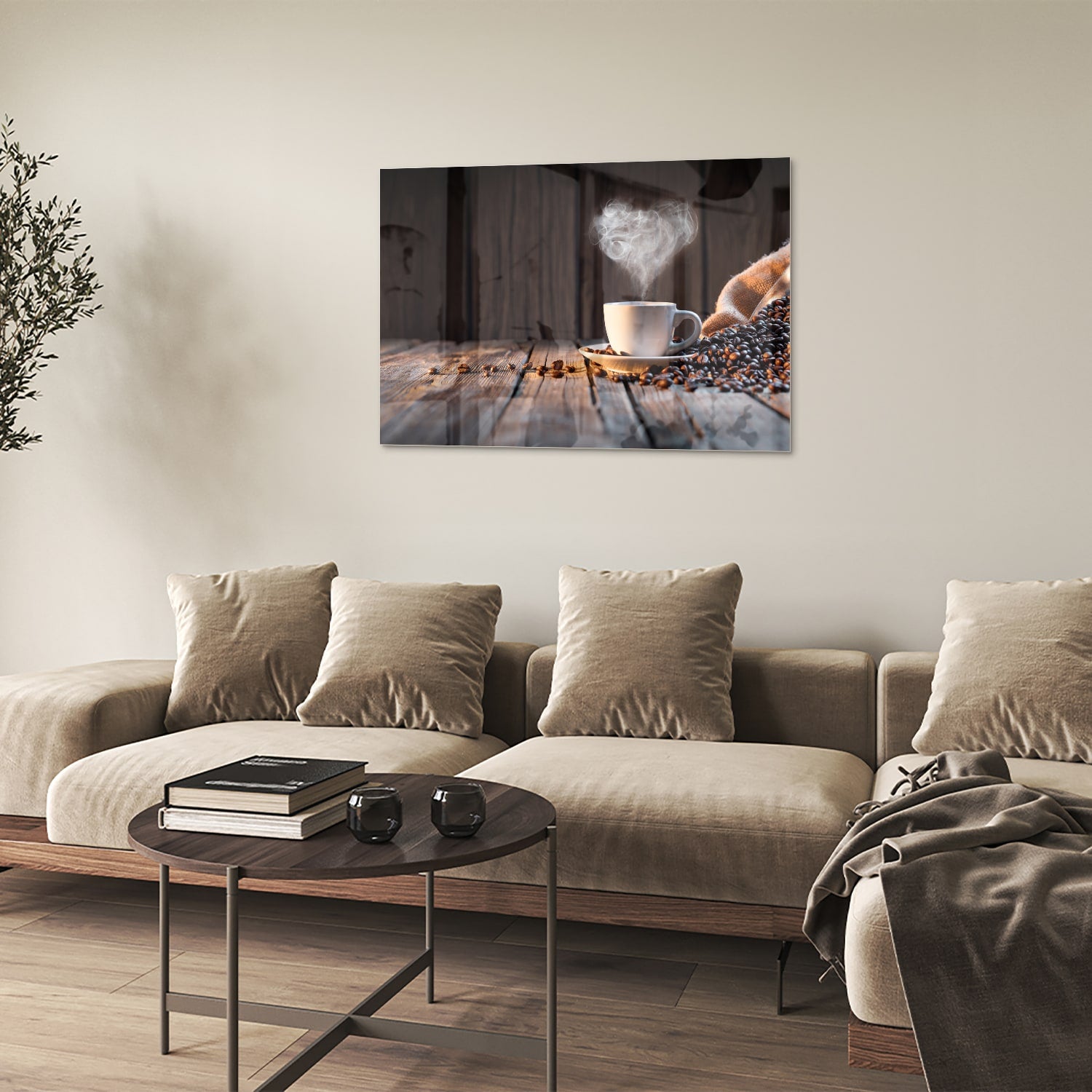 Glazen schilderij met een dampende kop koffie en koffiebonen op een houten tafel.