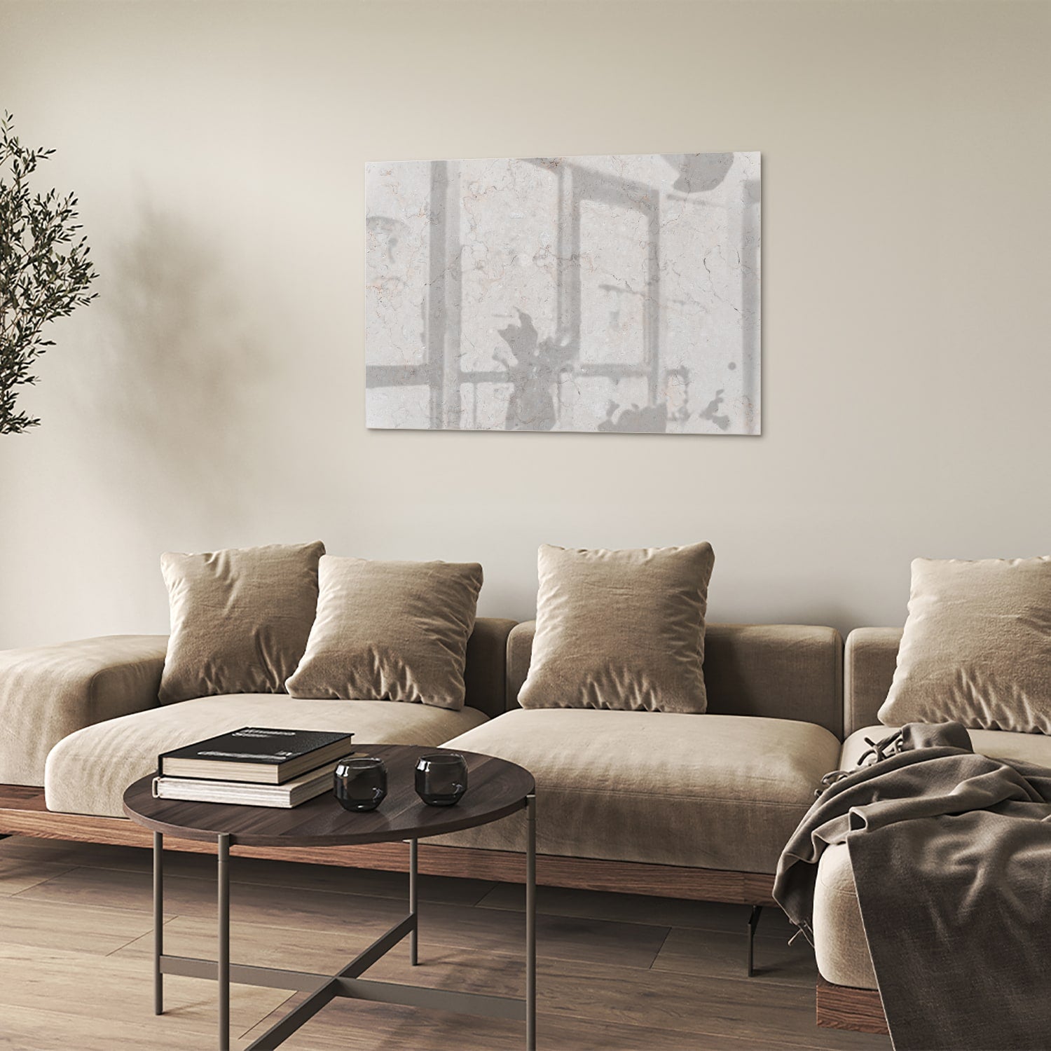 Abstract glazen schilderij met lichte marmerlook aan de muur in een modern interieur