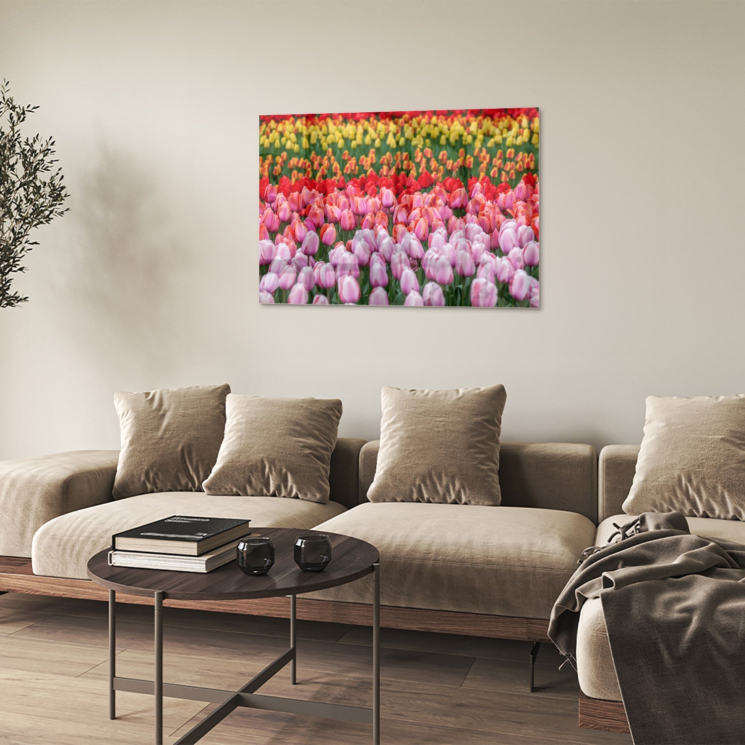 Glazen schilderij van kleurrijke tulpen in een tuin setting.