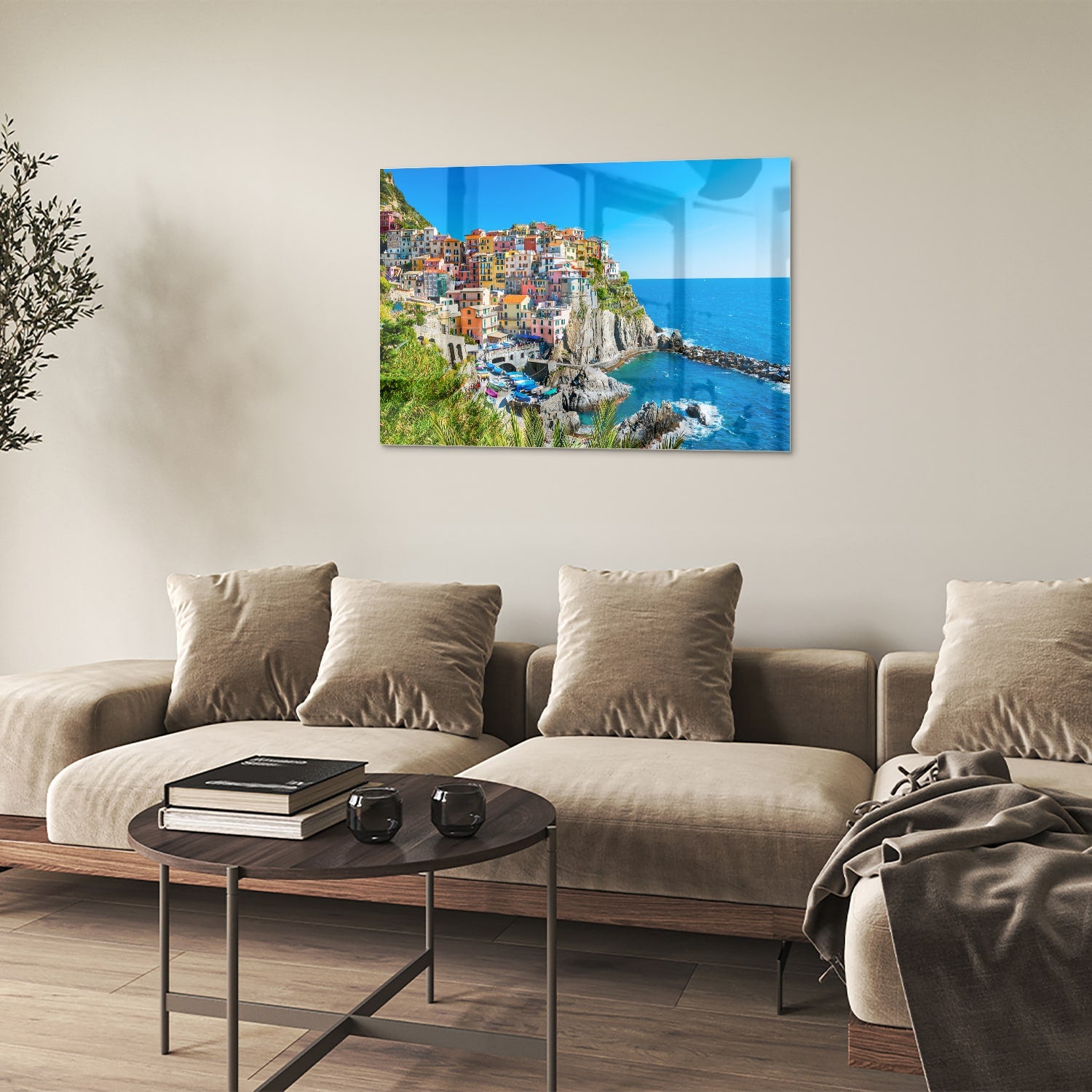 Glazen schilderij van een kleurrijke kustlijn met huizen aan de zee