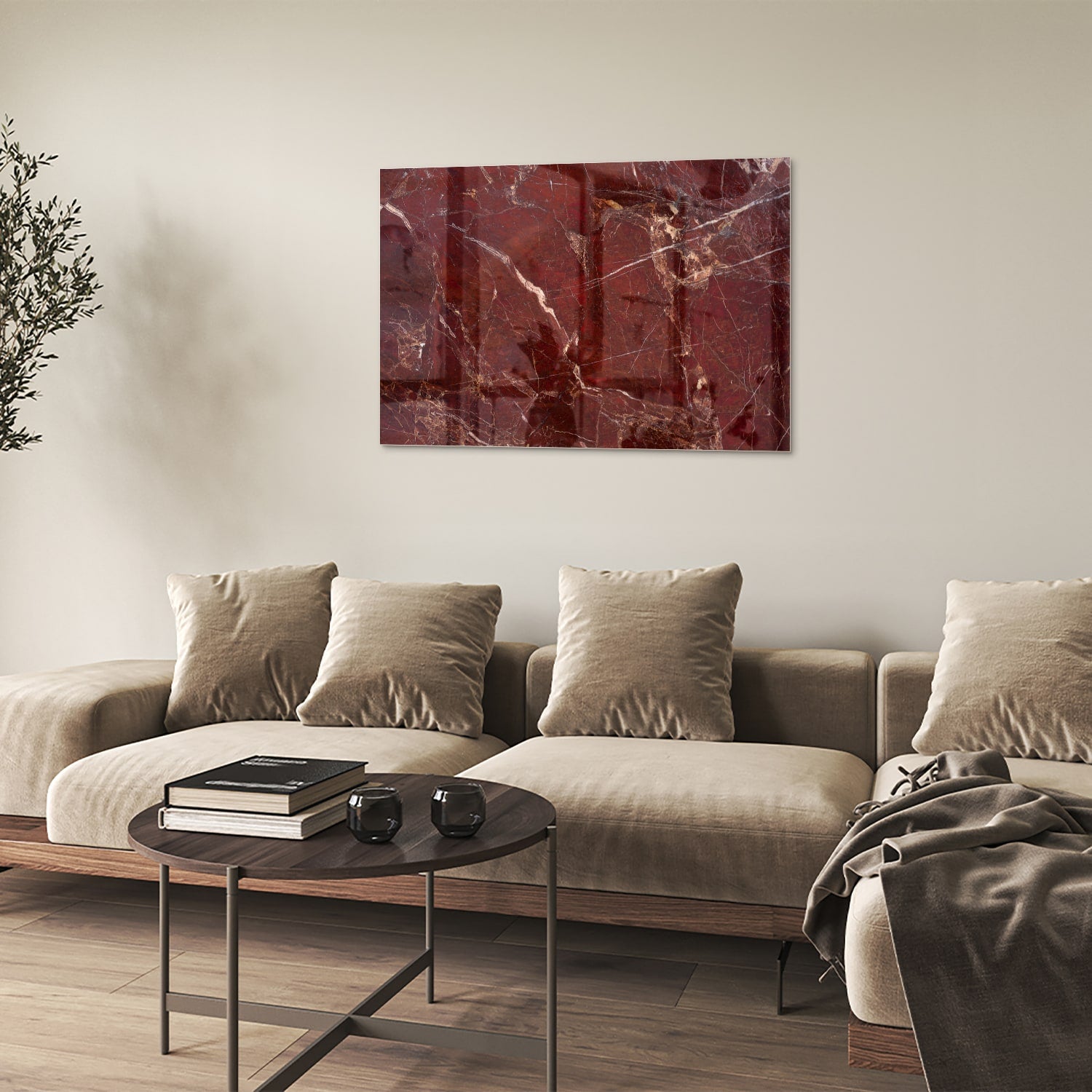 Rood glazen schilderij met marmerlook aan de muur boven een houten kast