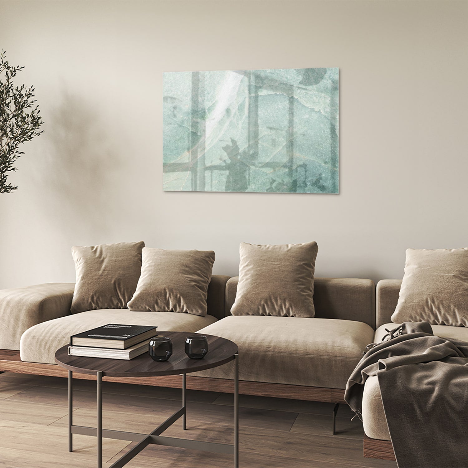 Abstract groen glazen schilderij aan de muur boven een houten meubel.