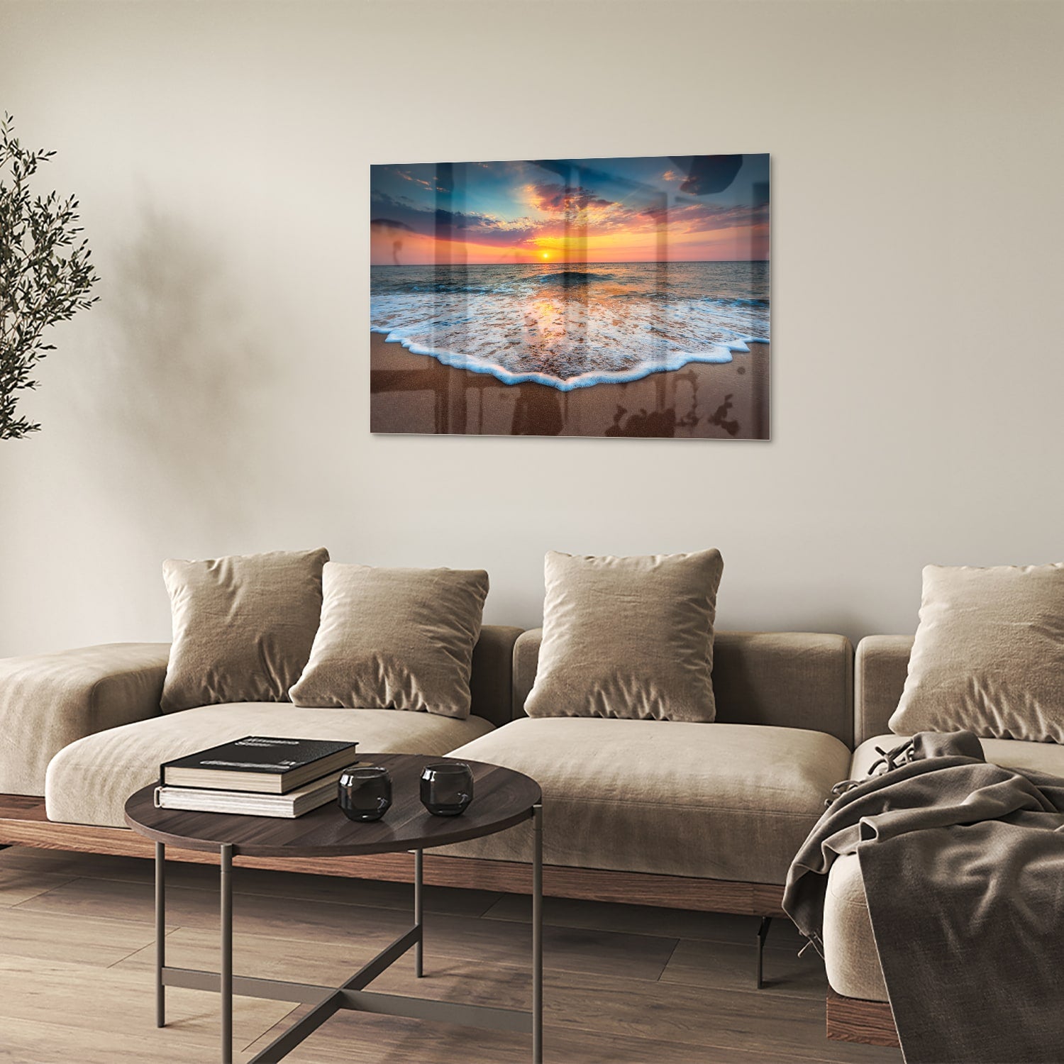 Glazen schilderij van een zonsondergang boven de zee met een warme kleurenpalet.