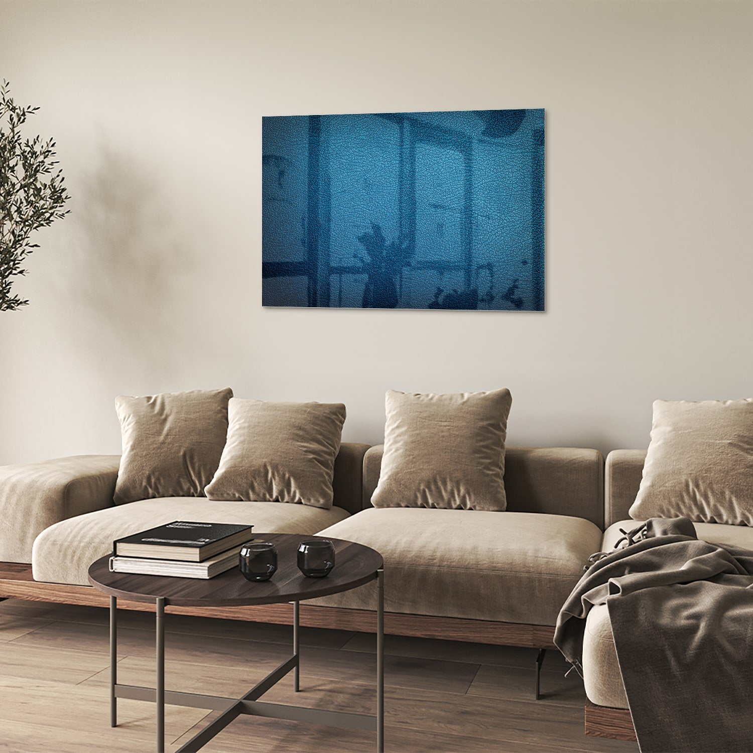 Blauw glazen schilderij met reflecties aan de muur in een moderne woonkamer.
