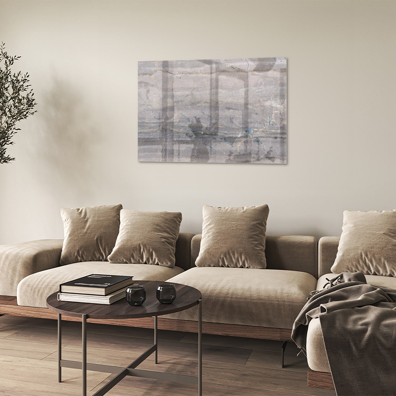 Glazen schilderij in aardetinten hangt aan de muur in een moderne woonkamer.