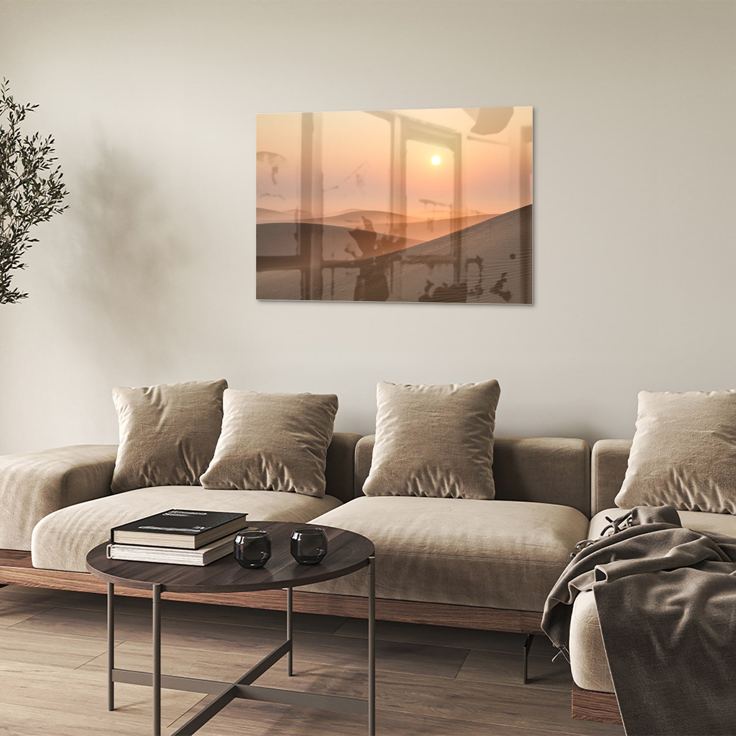 Glazen schilderij van een zonsondergang met warme kleuren in een modern interieur.