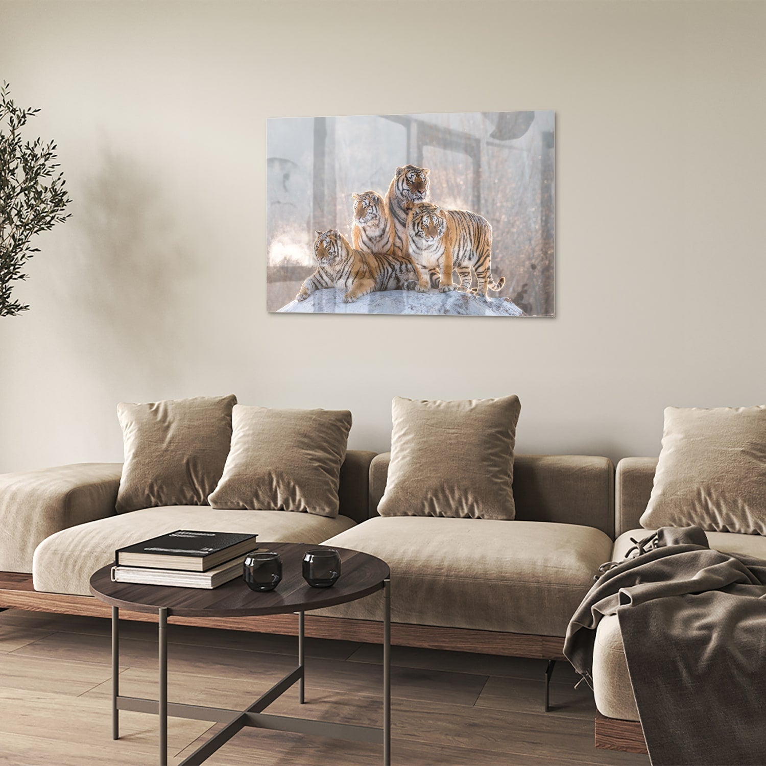 Glazen schilderij met drie tijgers in een moderne woonkamer.
