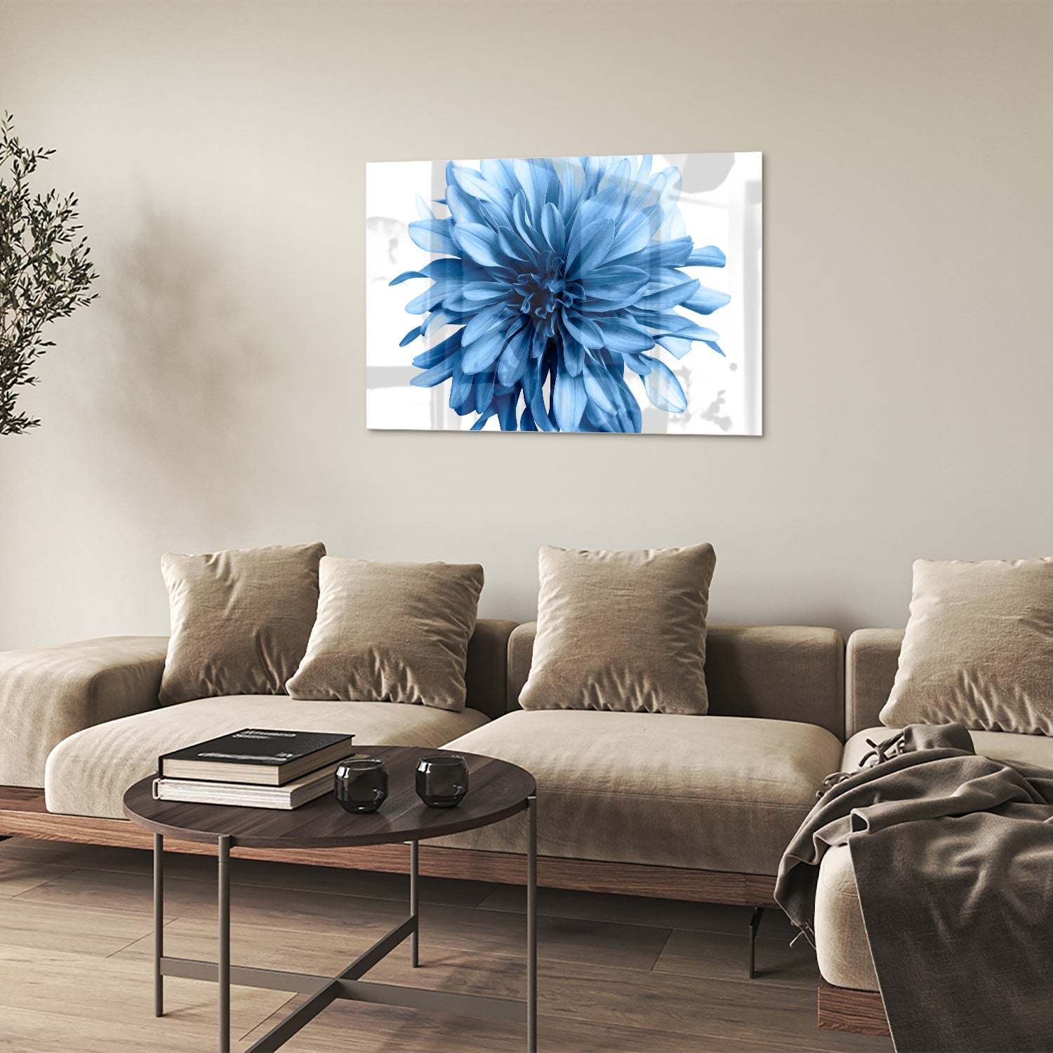 Glazen schilderij van een blauwe bloem in een moderne woonkamer