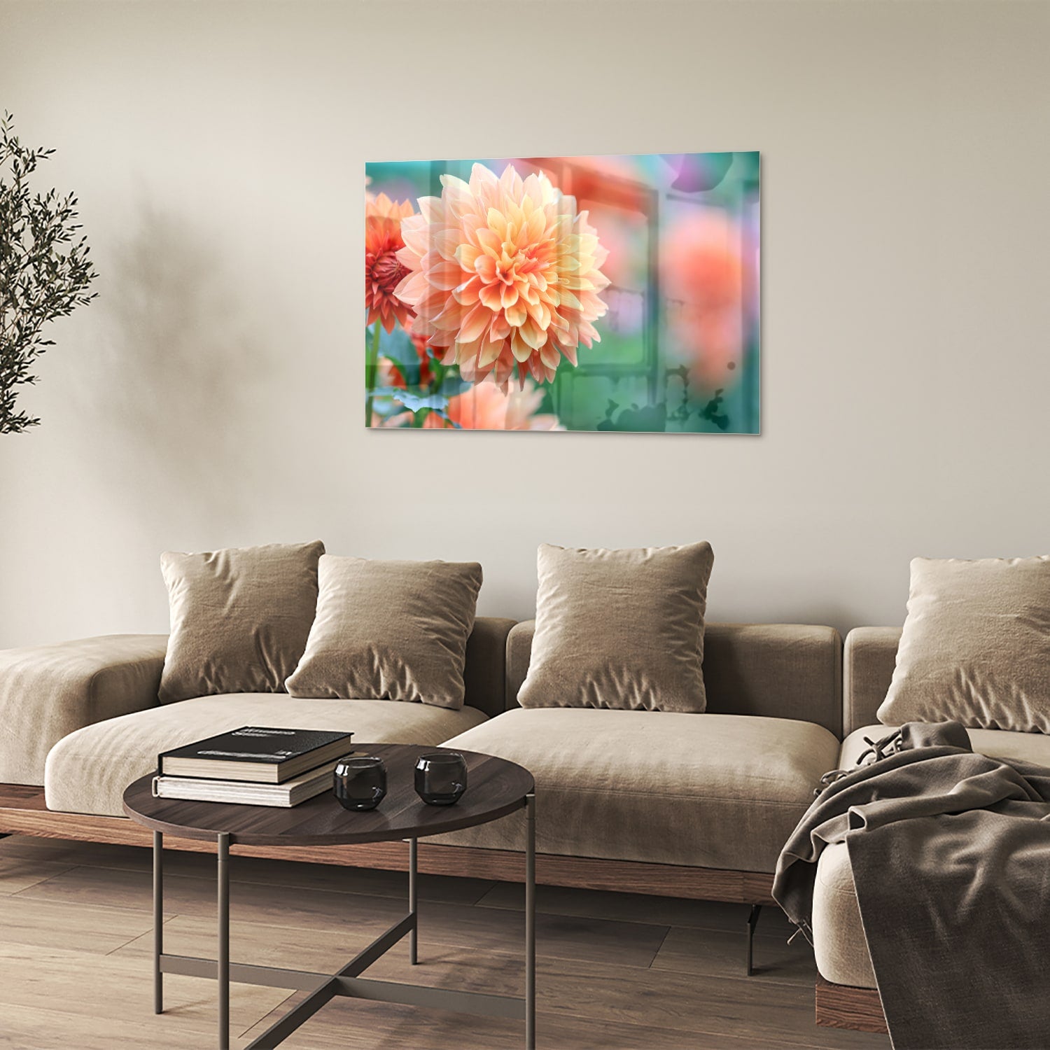 Glazen schilderij met een pastelroze dahlia in een modern interieur