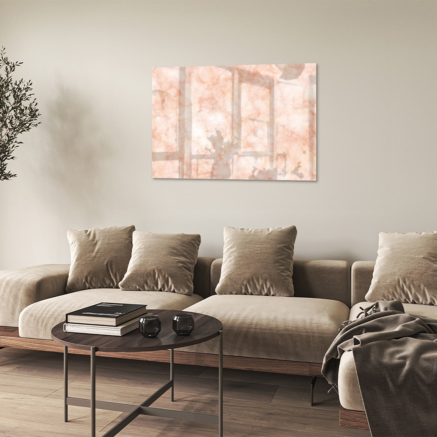 Lichtroze abstract glazen schilderij aan de muur boven een houten kast.