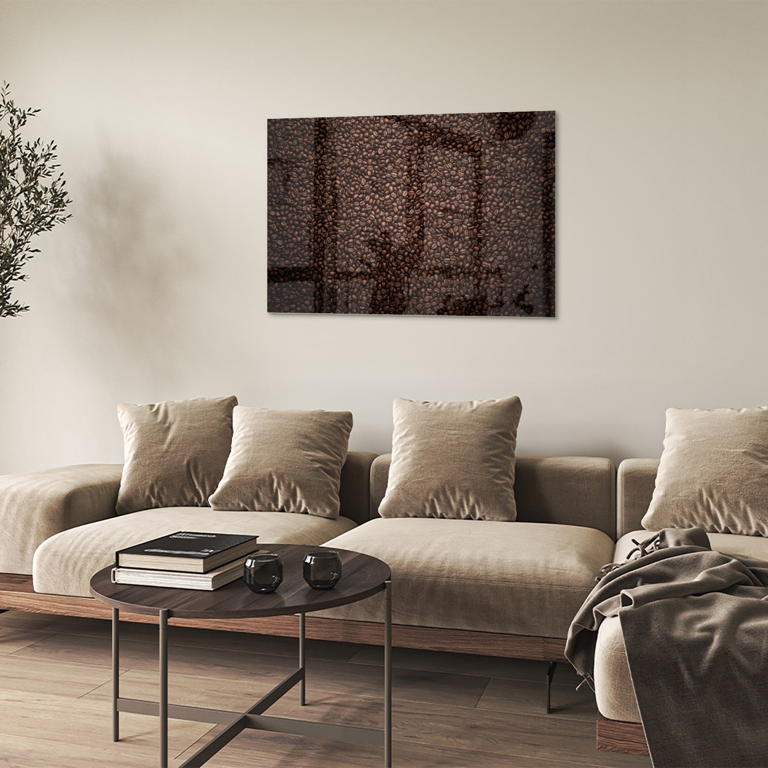 Glazen schilderij met abstracte patronen in warme kleuren aan de muur.