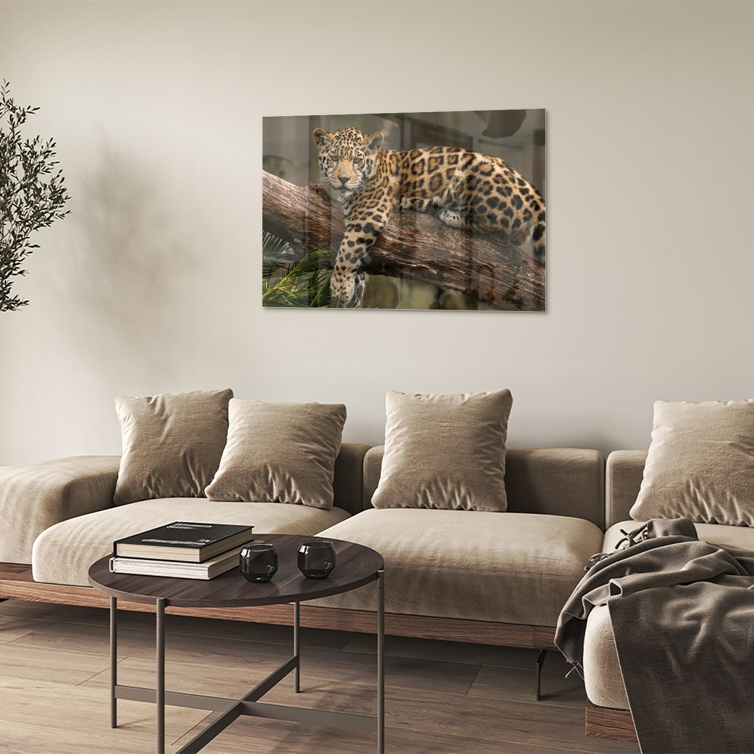 Glas schilderij van een jaguar die op een tak ligt, met een natuurlijke achtergrond.