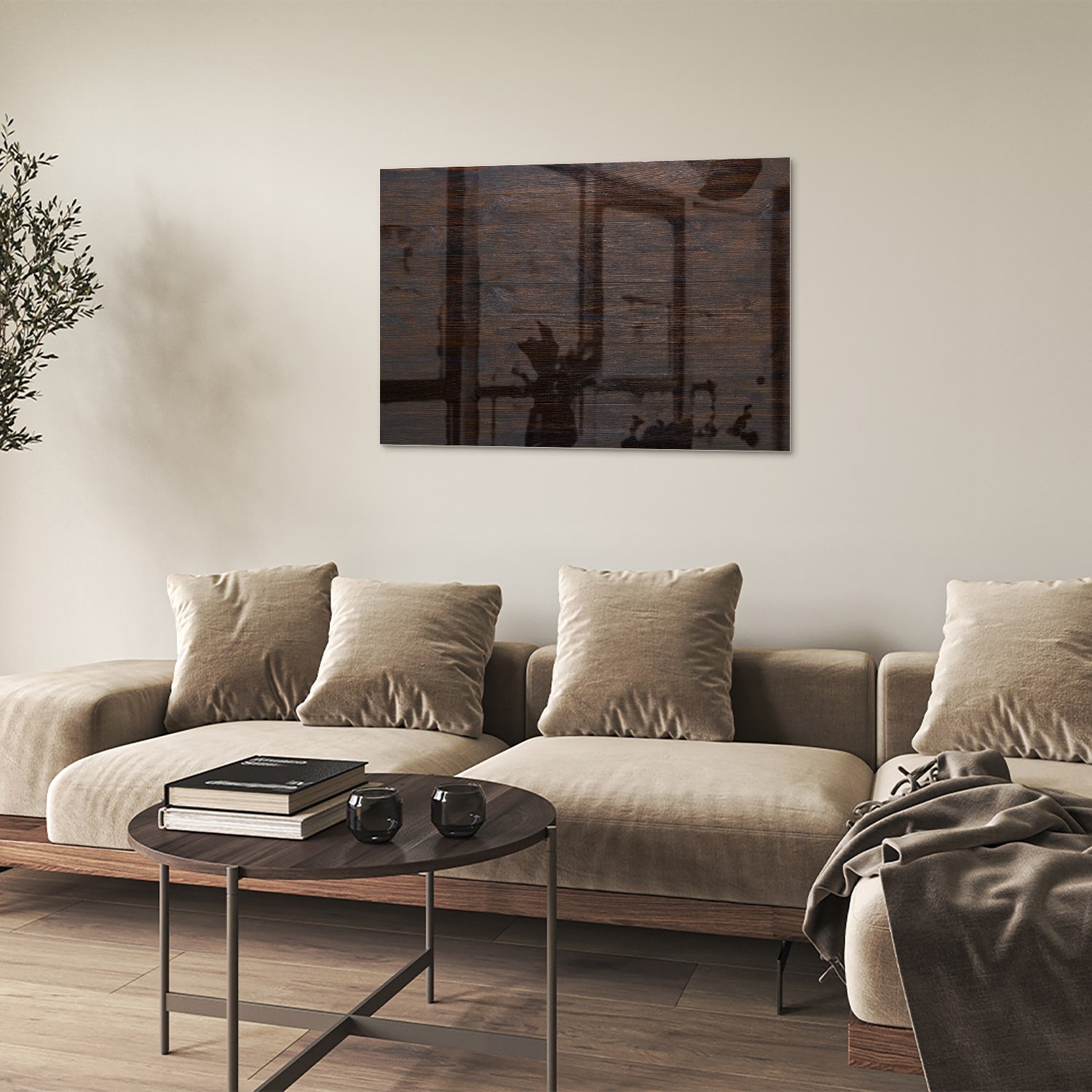 Stijlvol glazen schilderij in warme houttinten aan de muur