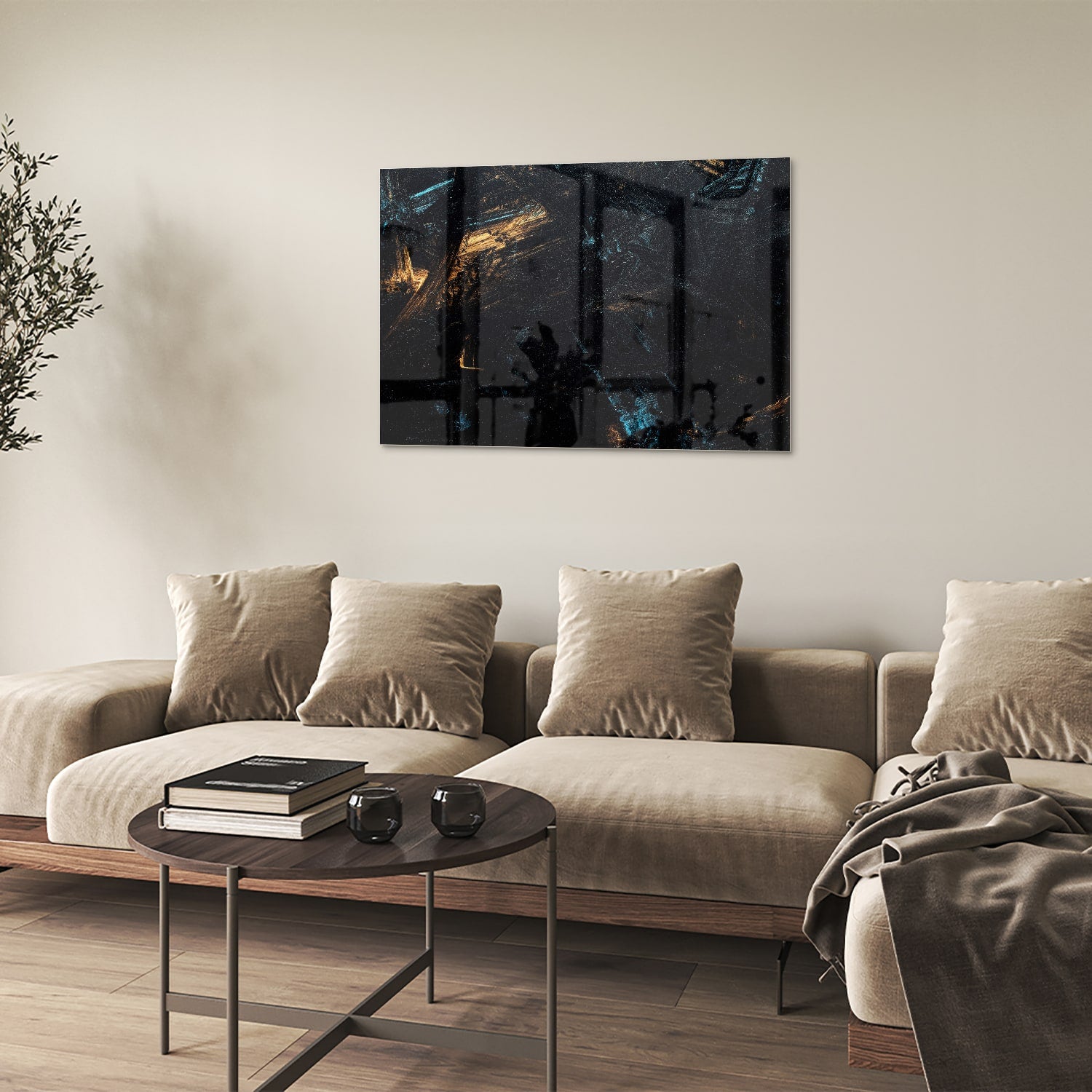 Abstract glazen schilderij met gouden en zwarte accenten aan de muur.
