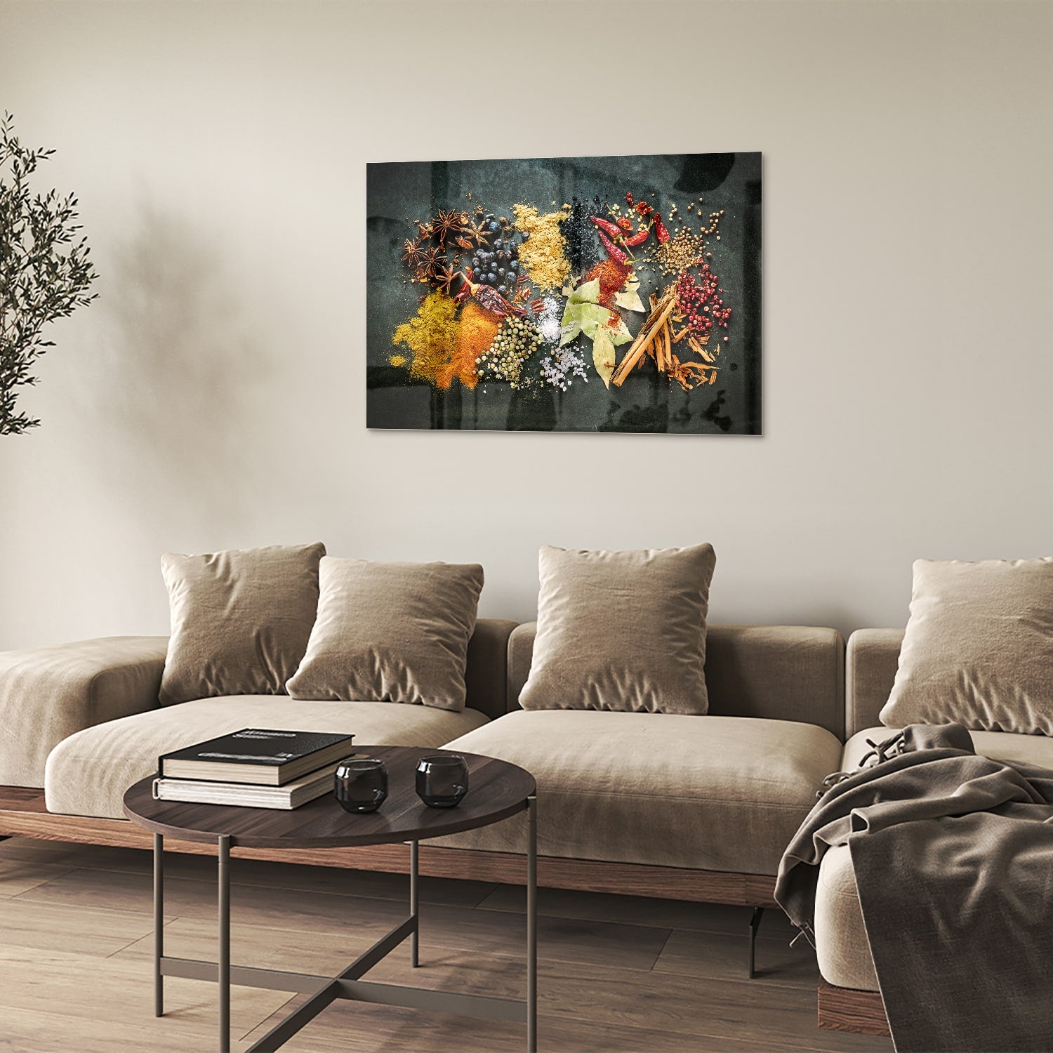 Glazen schilderij met een kleurrijke compositie van specerijen en bladeren in een moderne woonkamer.