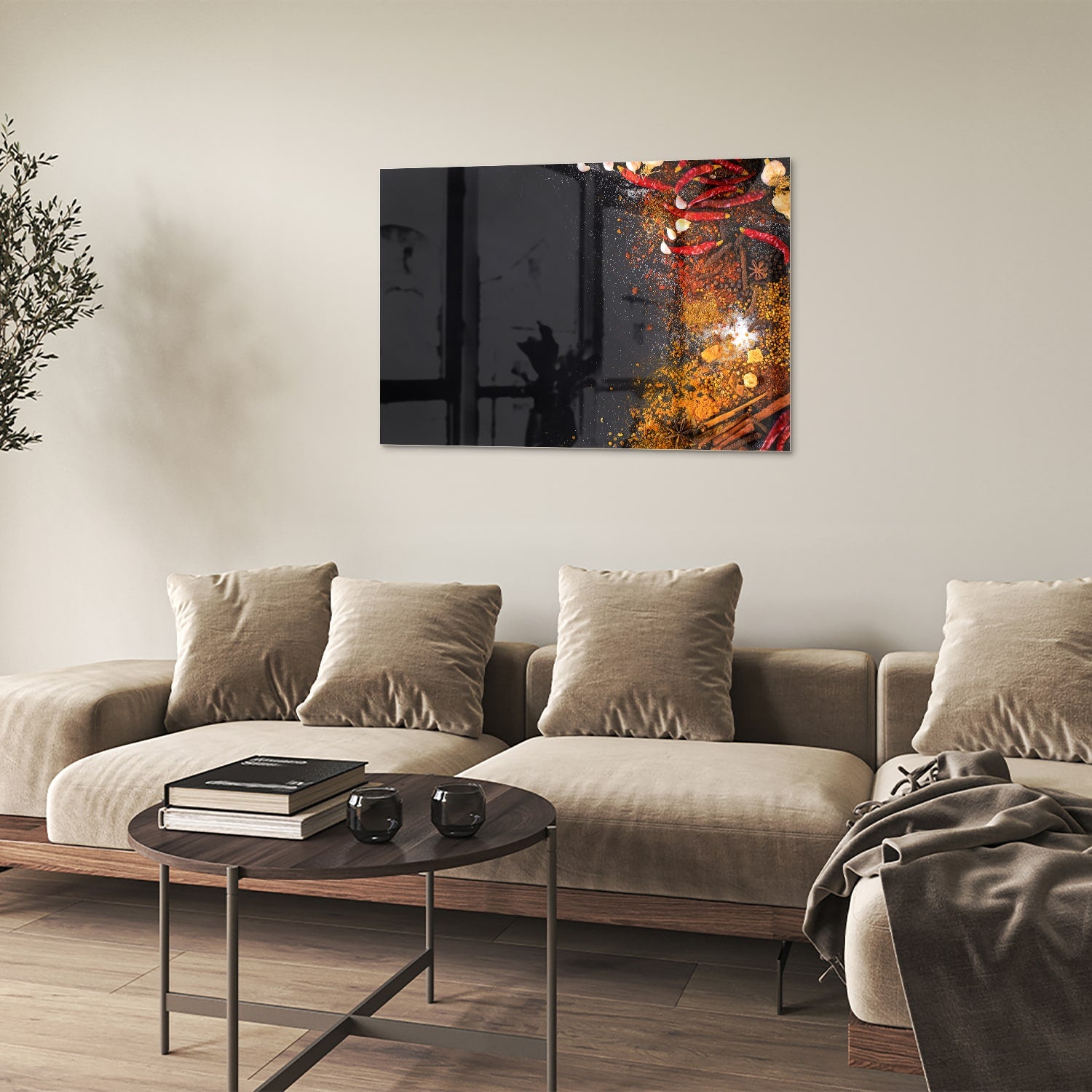 Abstract glazen schilderij met warme kleuren hangt aan de muur