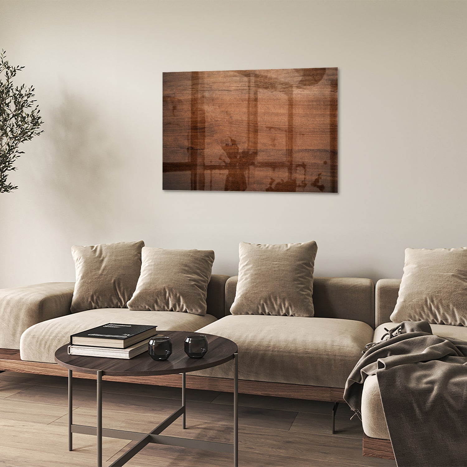 Glazen schilderij in warme houttint hangt boven een moderne kast in een woonkamer.