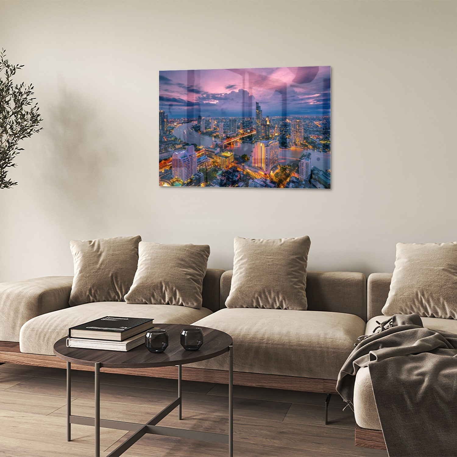 Glazen schilderij van een stad met avondlicht, perfect voor in huis.