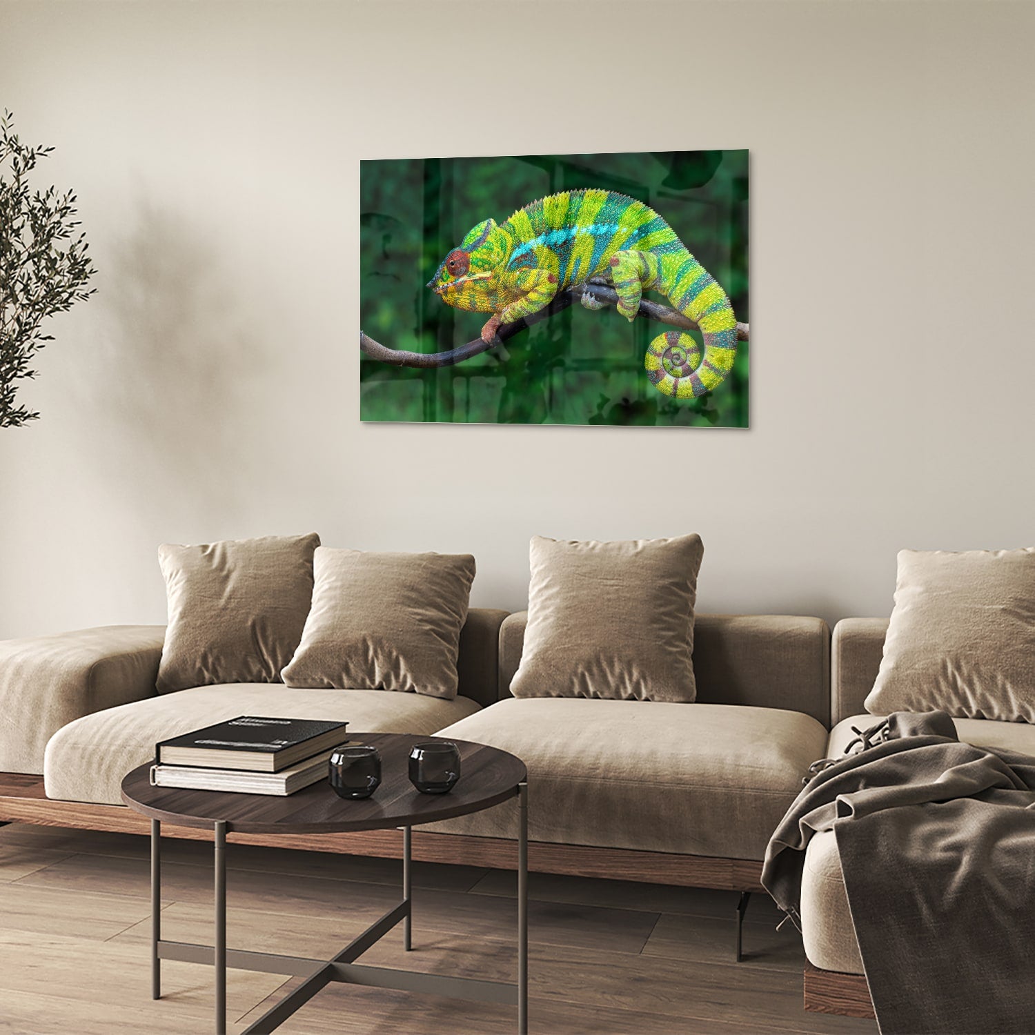 Glas schilderij van een kleurrijke kameleon op een tak met groene achtergrond.