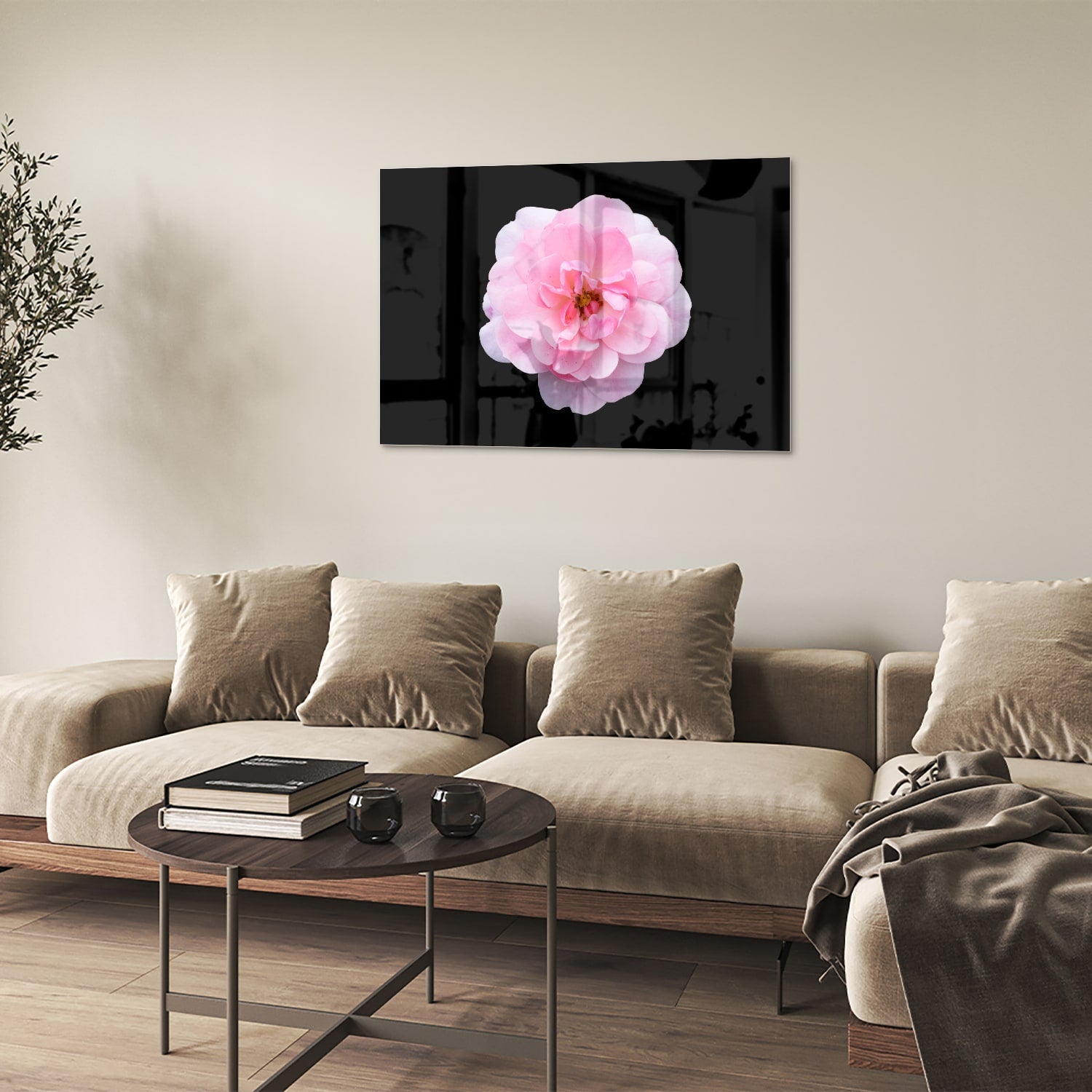 Glazen schilderij van een roze bloem op zwart glas, geschikt voor moderne interieurs.