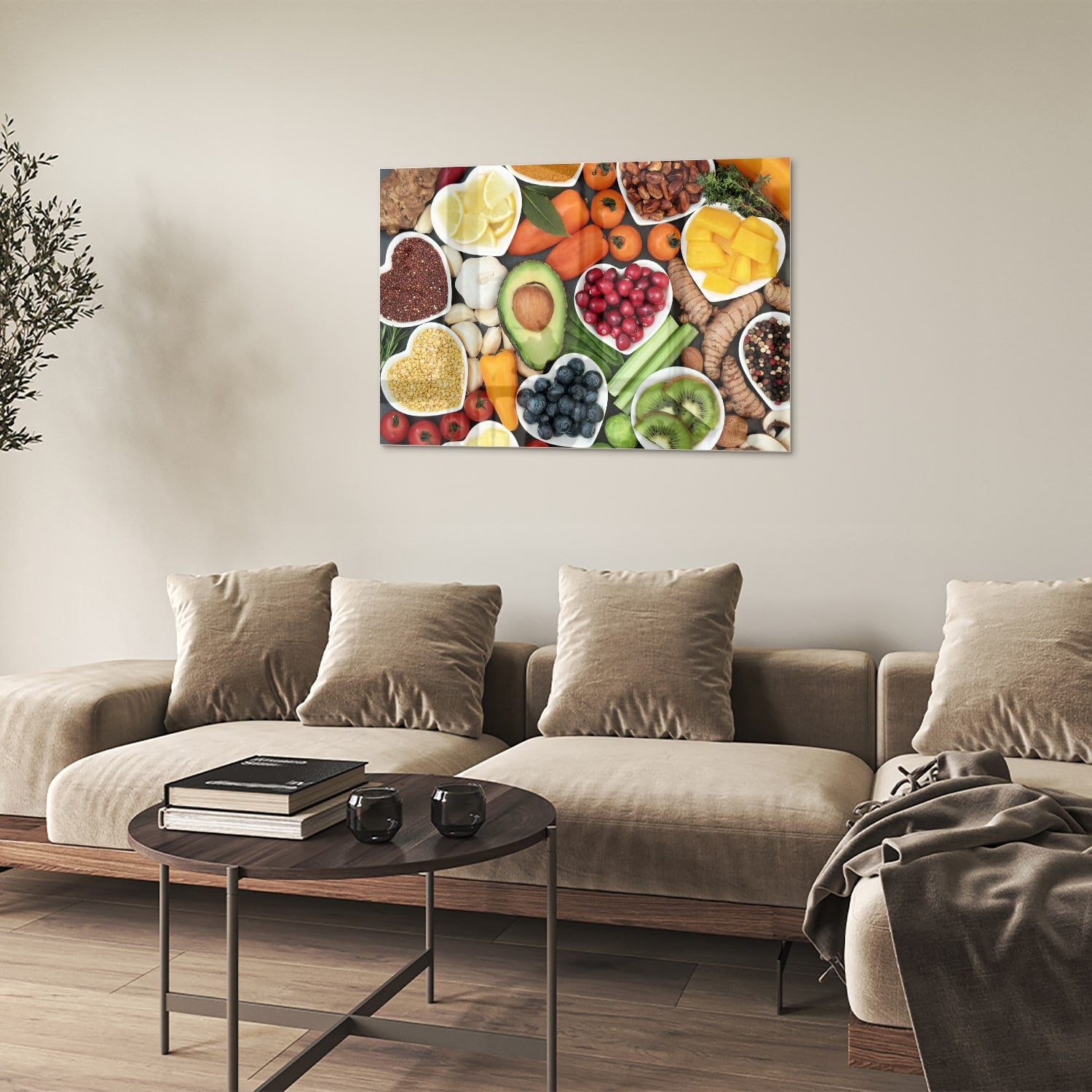 Glazen schilderij met een kleurrijke schikking van fruit en noten.