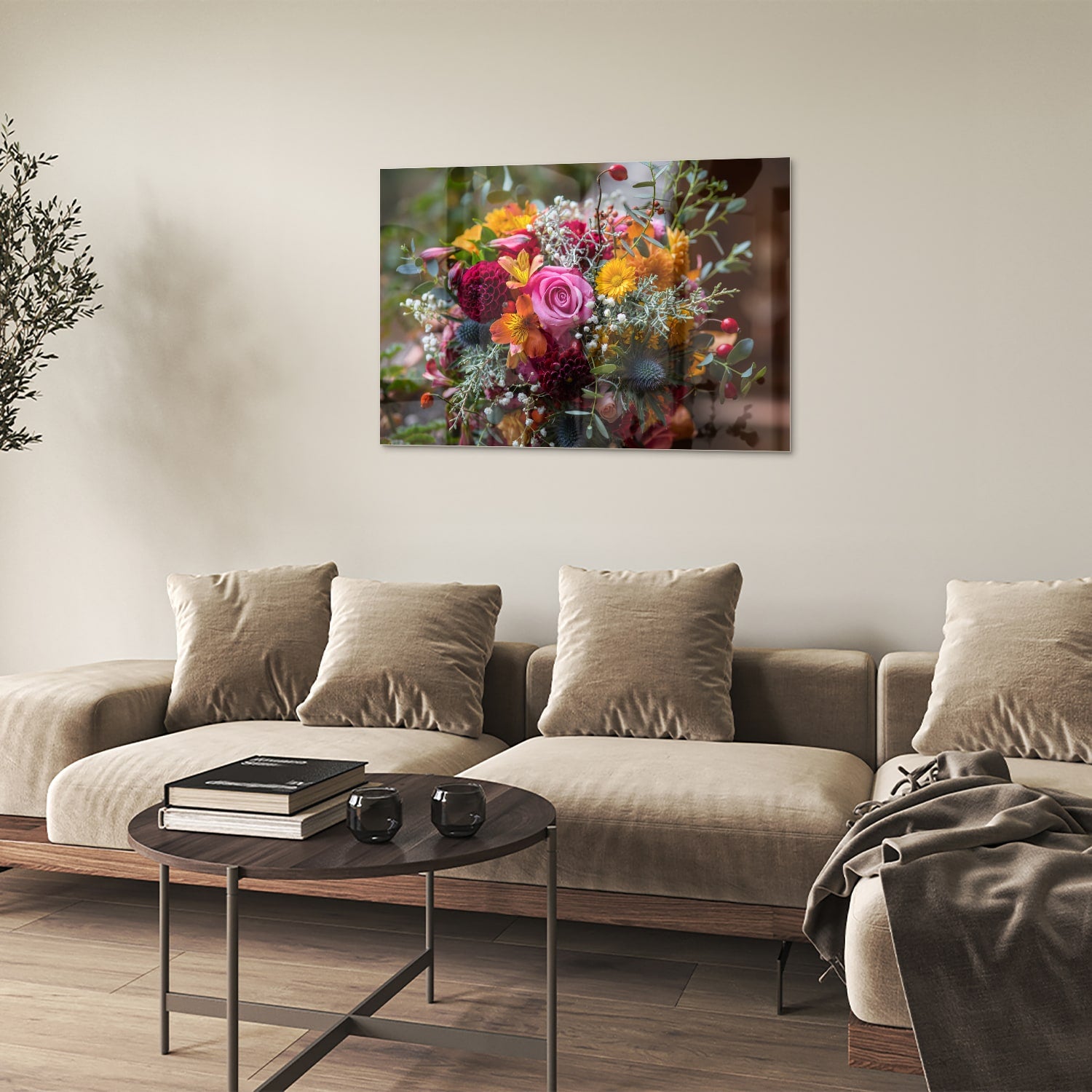 Glazen schilderij met een kleurrijk boeket bloemen aan de muur