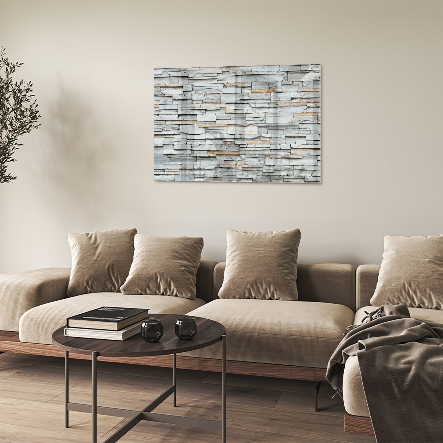 Moderne glazen schilderij met grijze textuur hangt aan de muur.