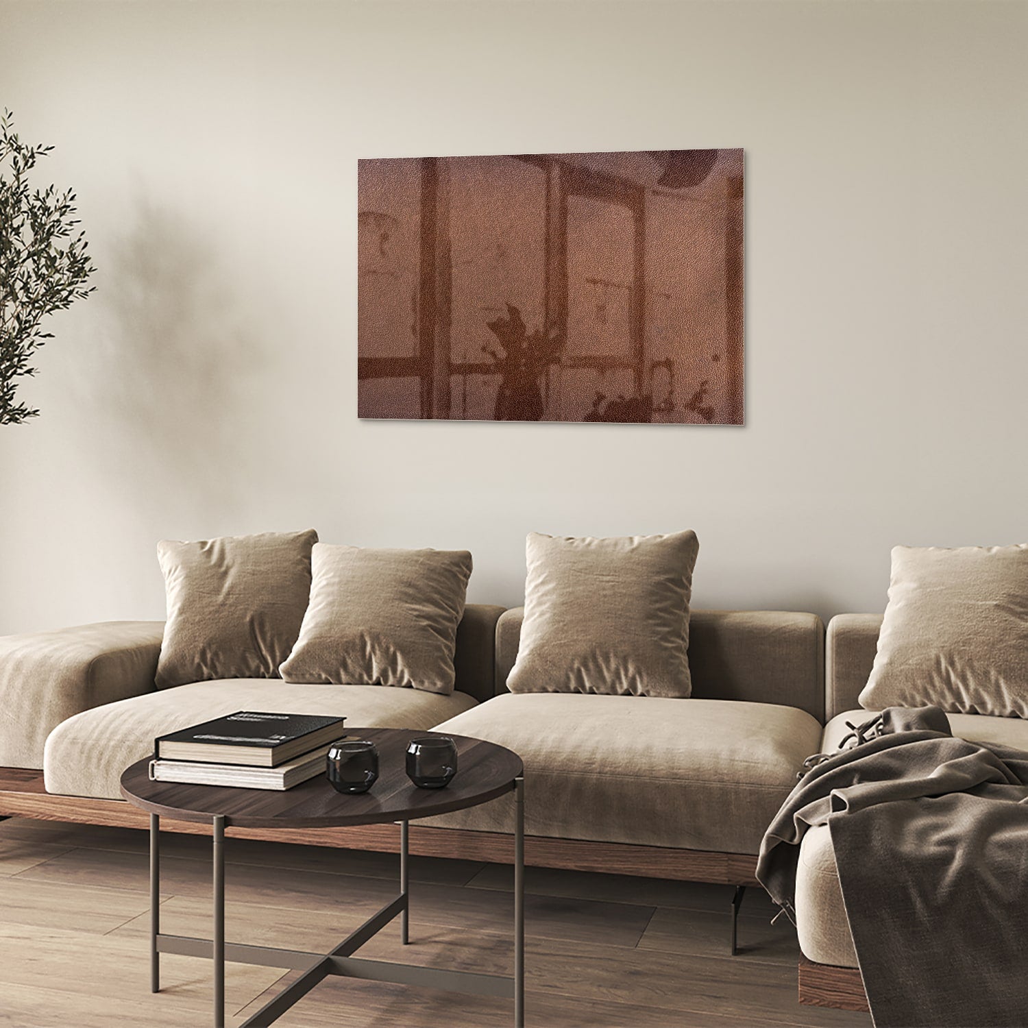 Glazen schilderij in aardetinten, op een witte muur boven een houten meubel.