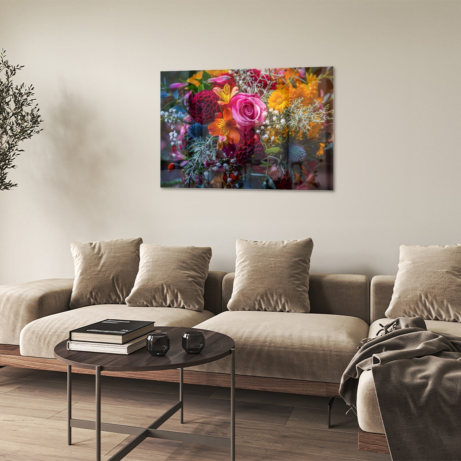 Glazen schilderij met een kleurrijke bloemenmix, inclusief rozen en andere bloemen.