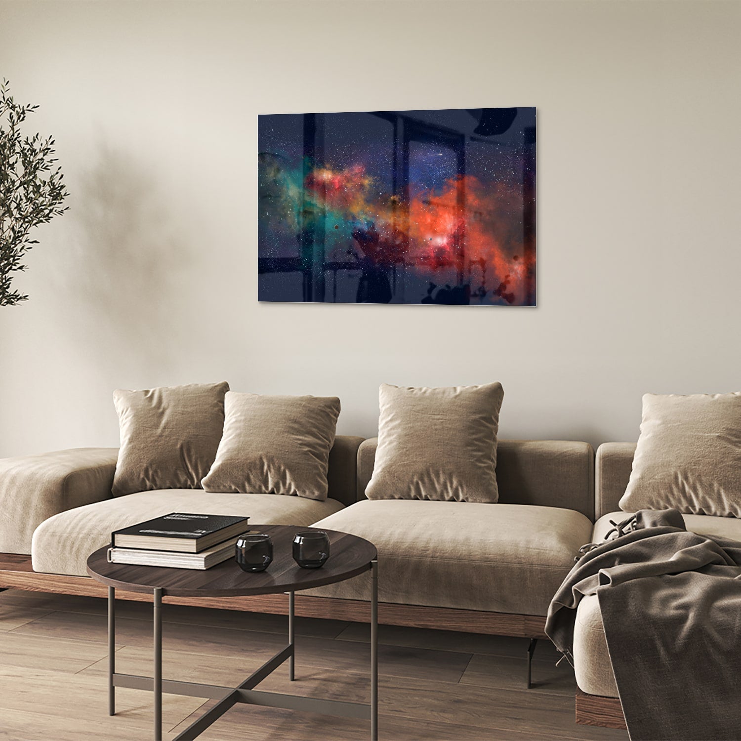 Glazen schilderij van een sterrenstelsel in levendige kleuren aan de muur.
