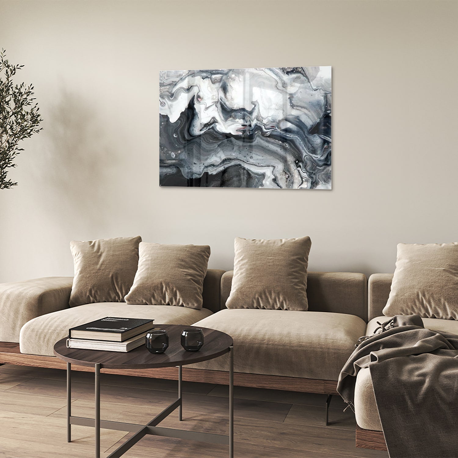 Abstract glazen schilderij met grijze en witte tinten aan de muur.