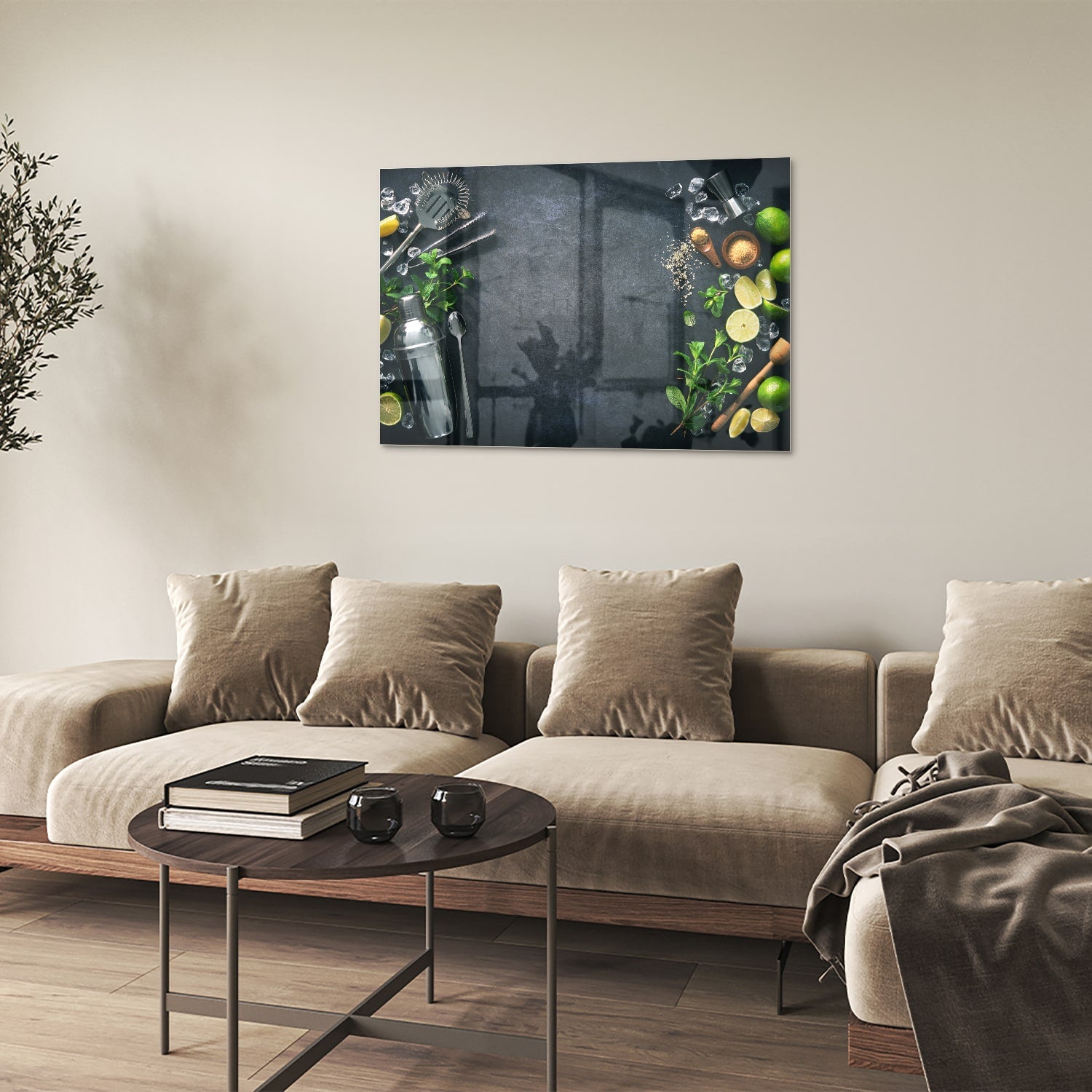 Glazen schilderij met kruiden en citroenen op een moderne muur.