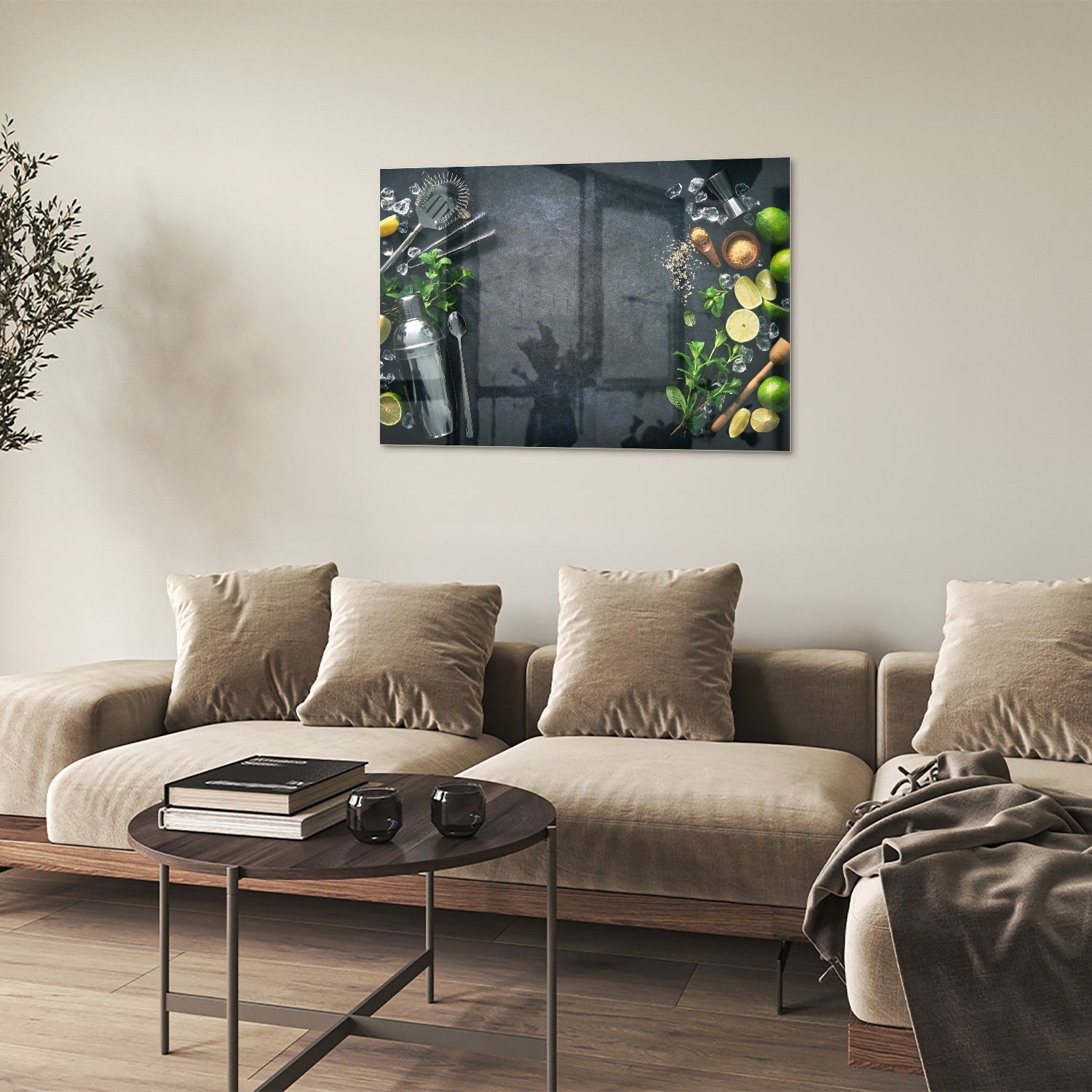 Glazen schilderij met kruiden en citroenen op een moderne muur.