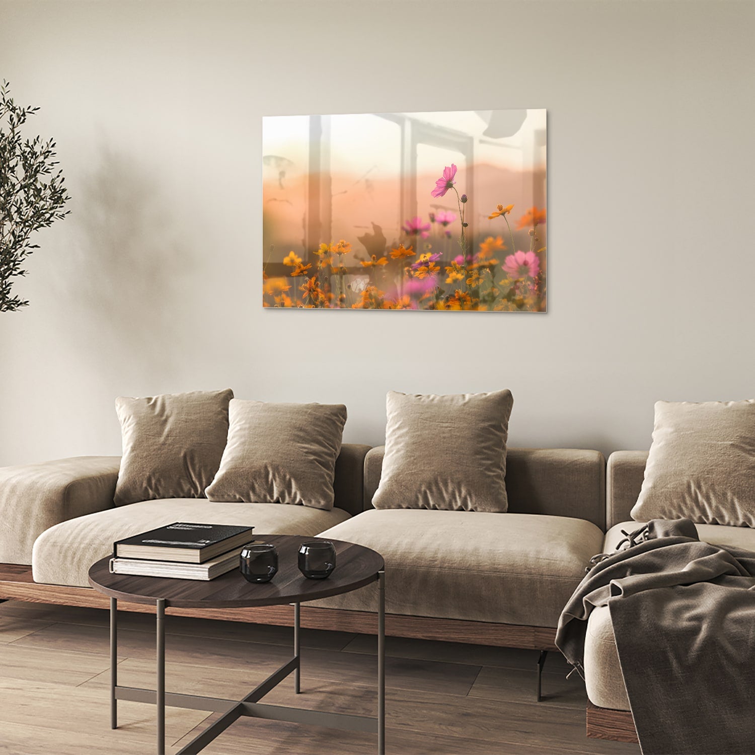 Glazen schilderij met kleurrijke bloemen tegen een pastelachtergrond.