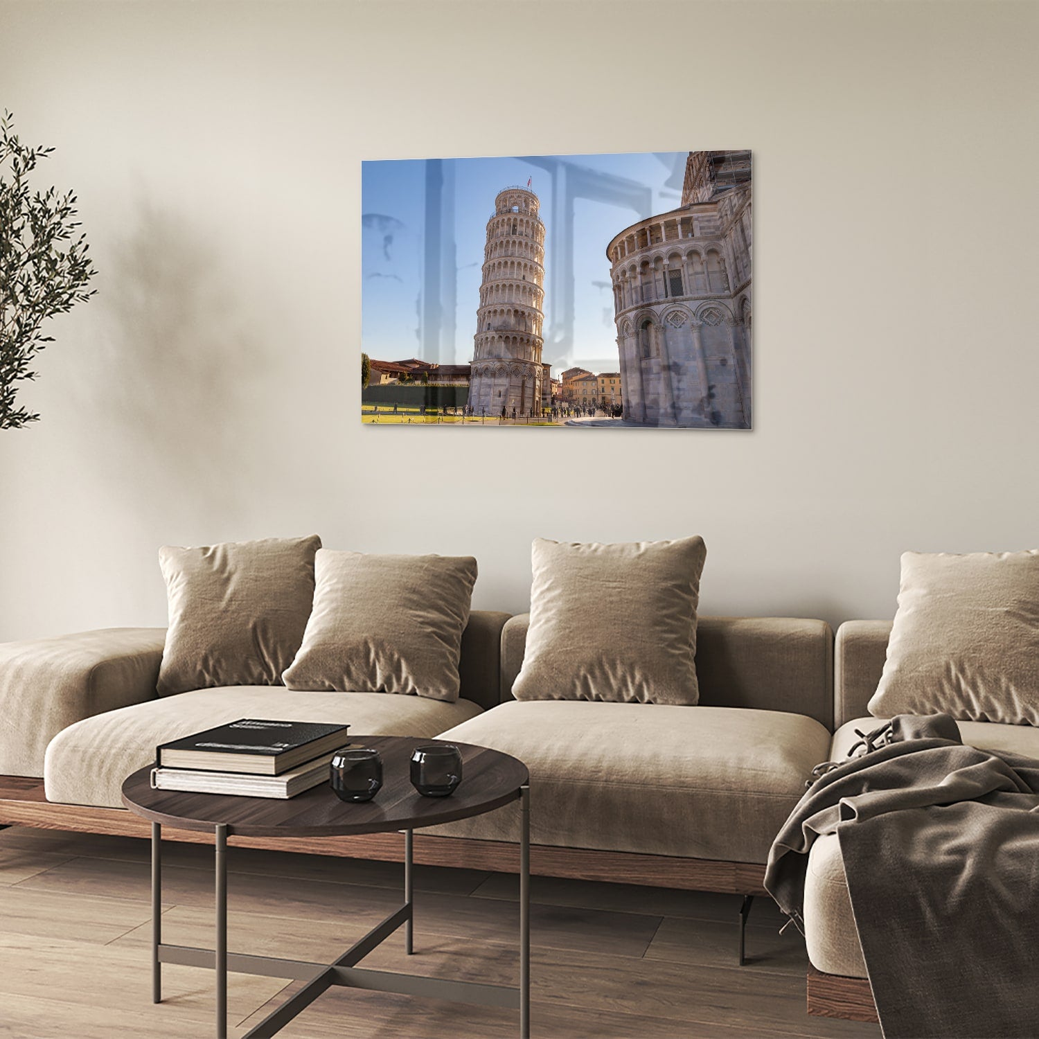 Glazen schilderij van de Toren van Pisa in een stijlvolle woonkamer.