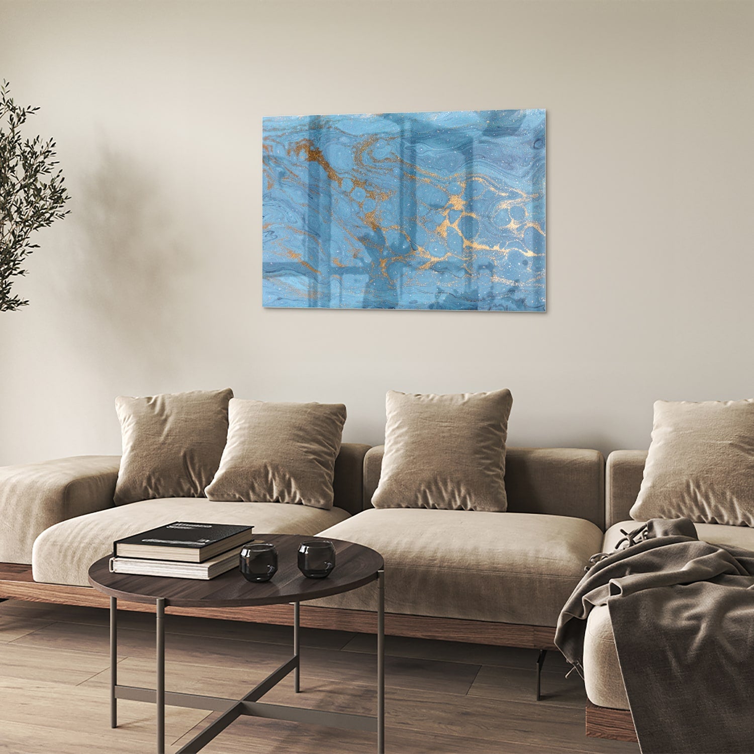 Glazen schilderij met blauw en gouden patronen aan de muur boven een houten kast.