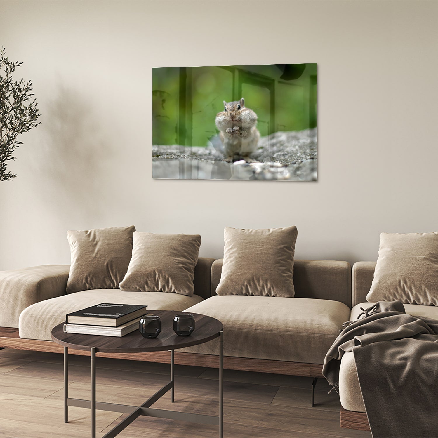 Glazen schilderij van een eekhoorn met een noot in zijn hand